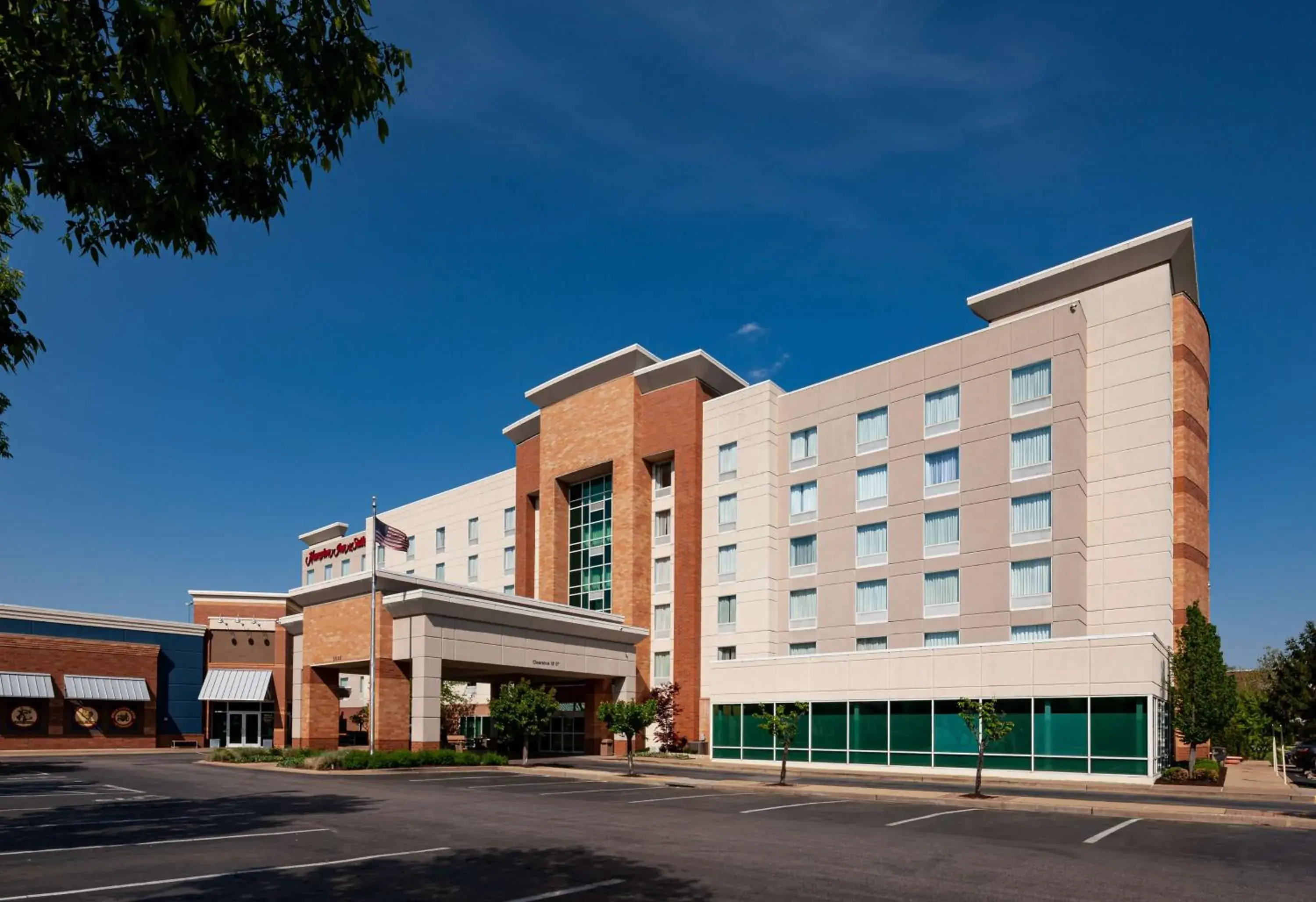 Property building in Hampton Inn & Suites St. Louis at Forest Park Property building in Hampton Inn & Suites St. Louis at Forest Park