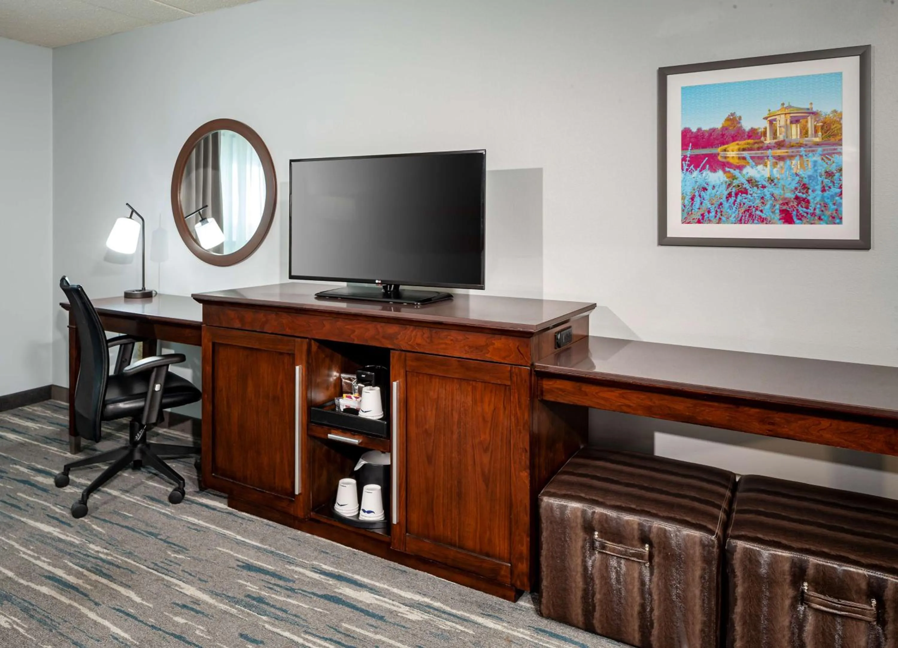 Bedroom in Hampton Inn & Suites St. Louis at Forest Park