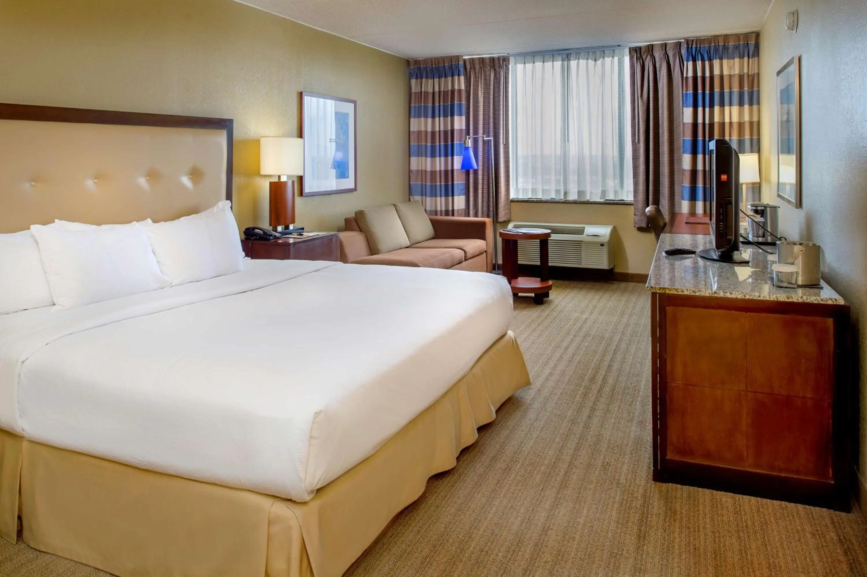 Bedroom, Bed in DoubleTree by Hilton St. Louis at Westport