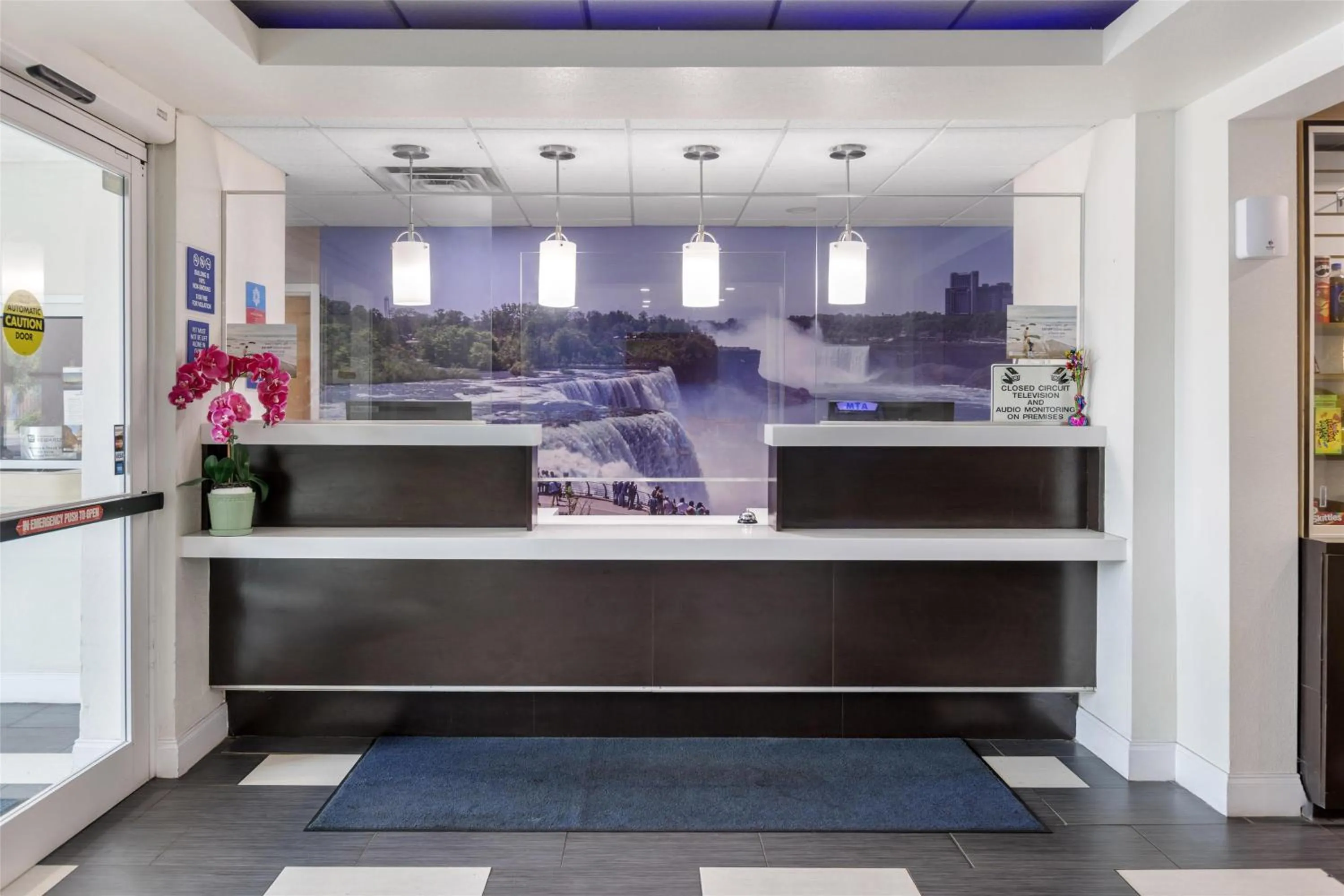 Lobby or reception in SureStay Plus Hotel by Best Western Niagara Falls East