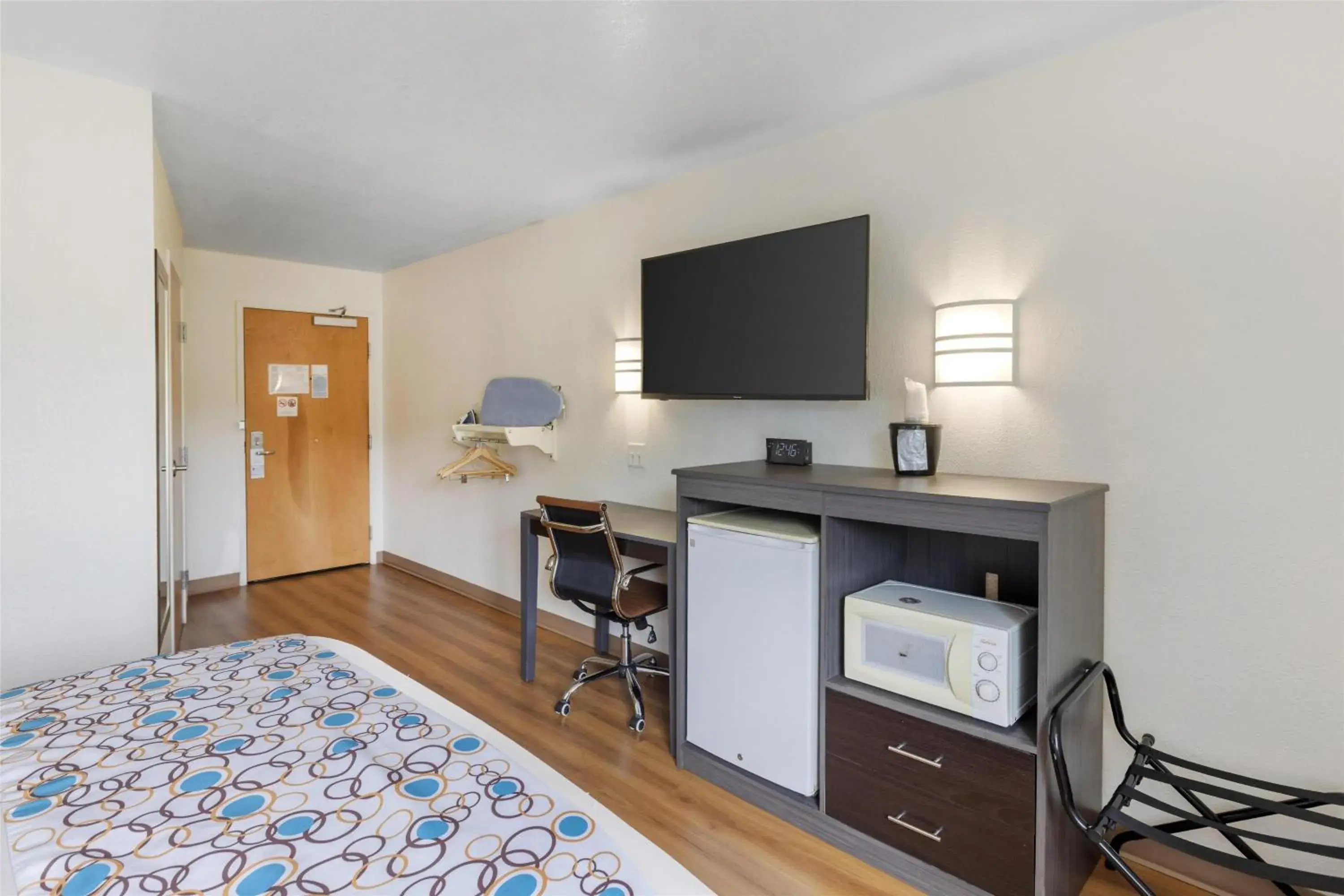 Bedroom, Bed in SureStay Plus Hotel by Best Western Niagara Falls East Bedroom, Bed in SureStay Plus Hotel by Best Western Niagara Falls East