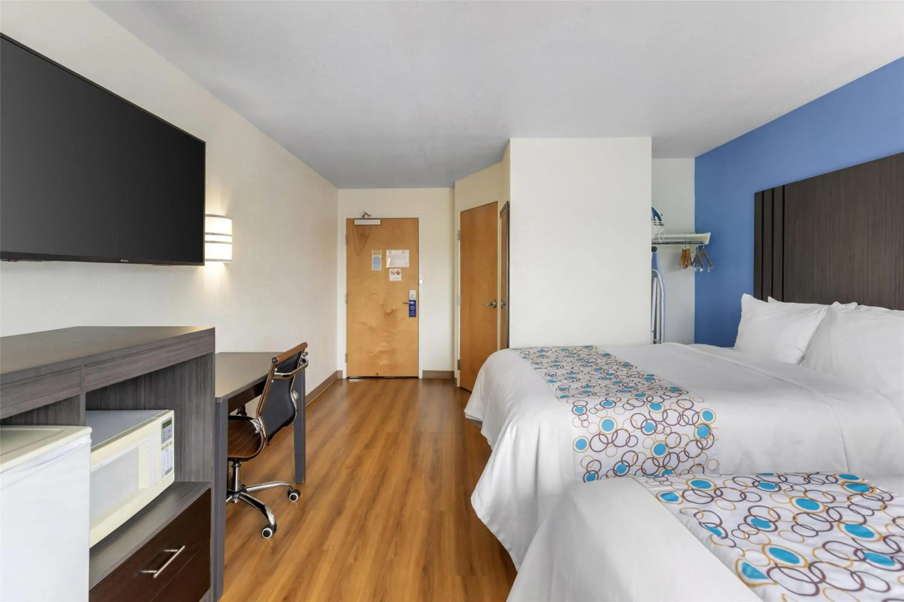 Bedroom, Bed in SureStay Plus Hotel by Best Western Niagara Falls East Bedroom, Bed in SureStay Plus Hotel by Best Western Niagara Falls East