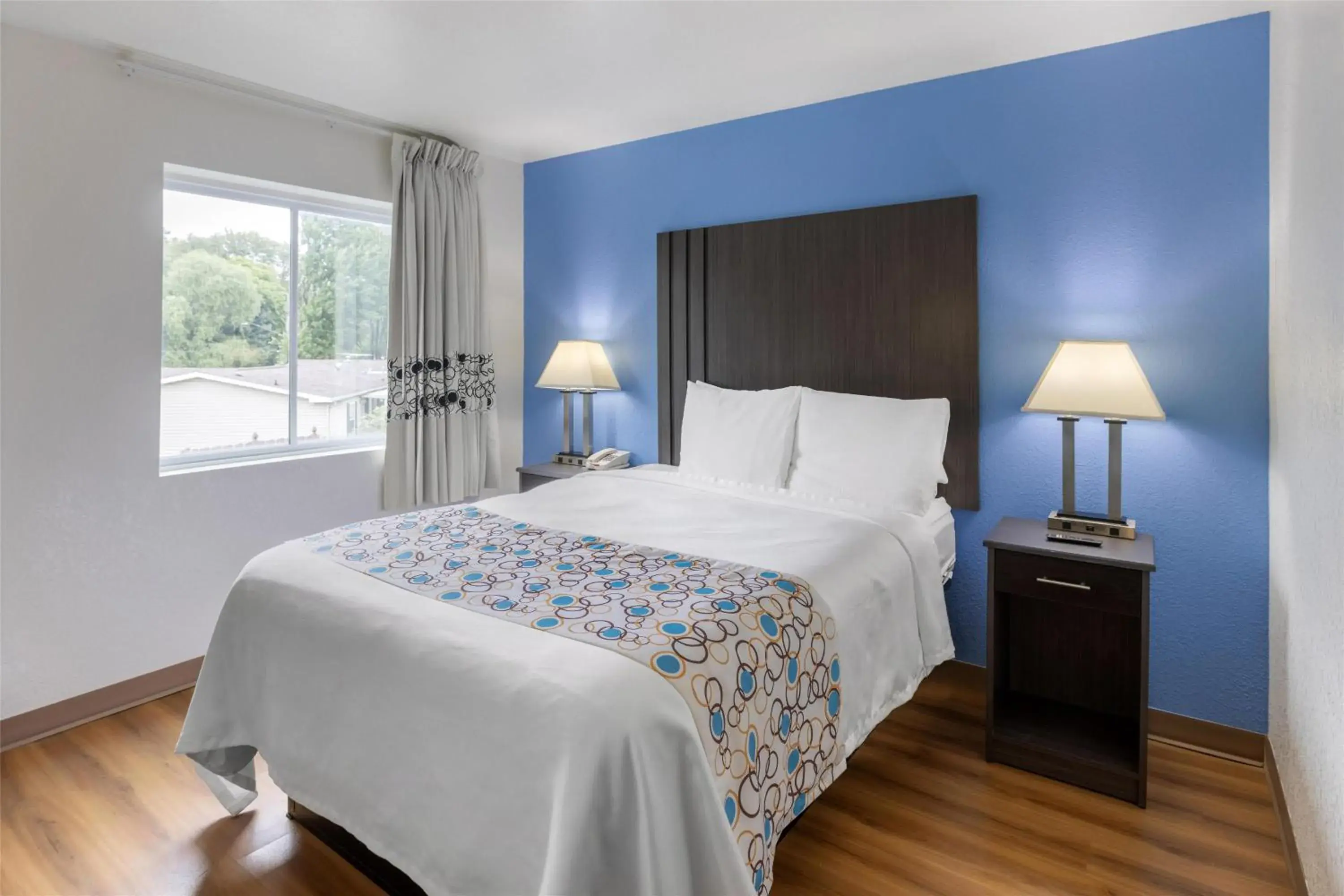 Bedroom, Bed in SureStay Plus Hotel by Best Western Niagara Falls East Bedroom, Bed in SureStay Plus Hotel by Best Western Niagara Falls East