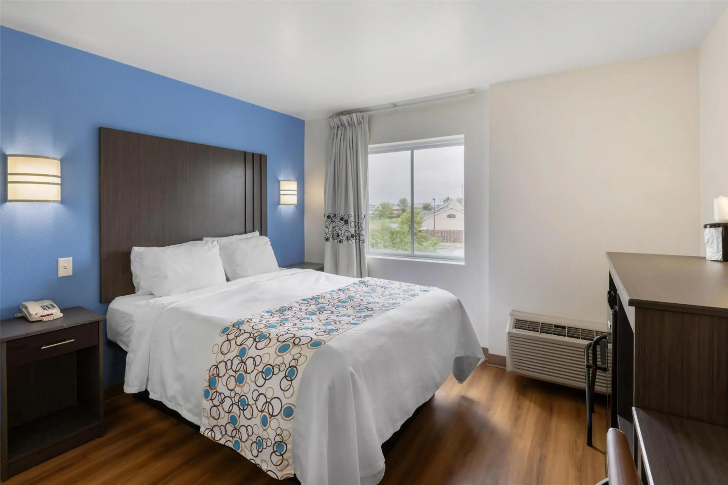 Bedroom, Bed in SureStay Plus Hotel by Best Western Niagara Falls East Bedroom, Bed in SureStay Plus Hotel by Best Western Niagara Falls East