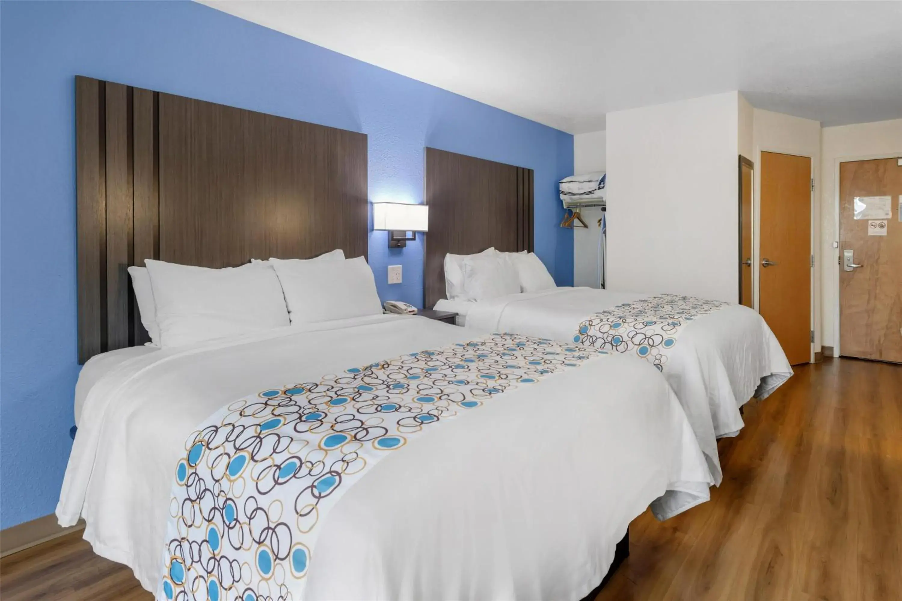 Bedroom, Bed in SureStay Plus Hotel by Best Western Niagara Falls East Bedroom, Bed in SureStay Plus Hotel by Best Western Niagara Falls East