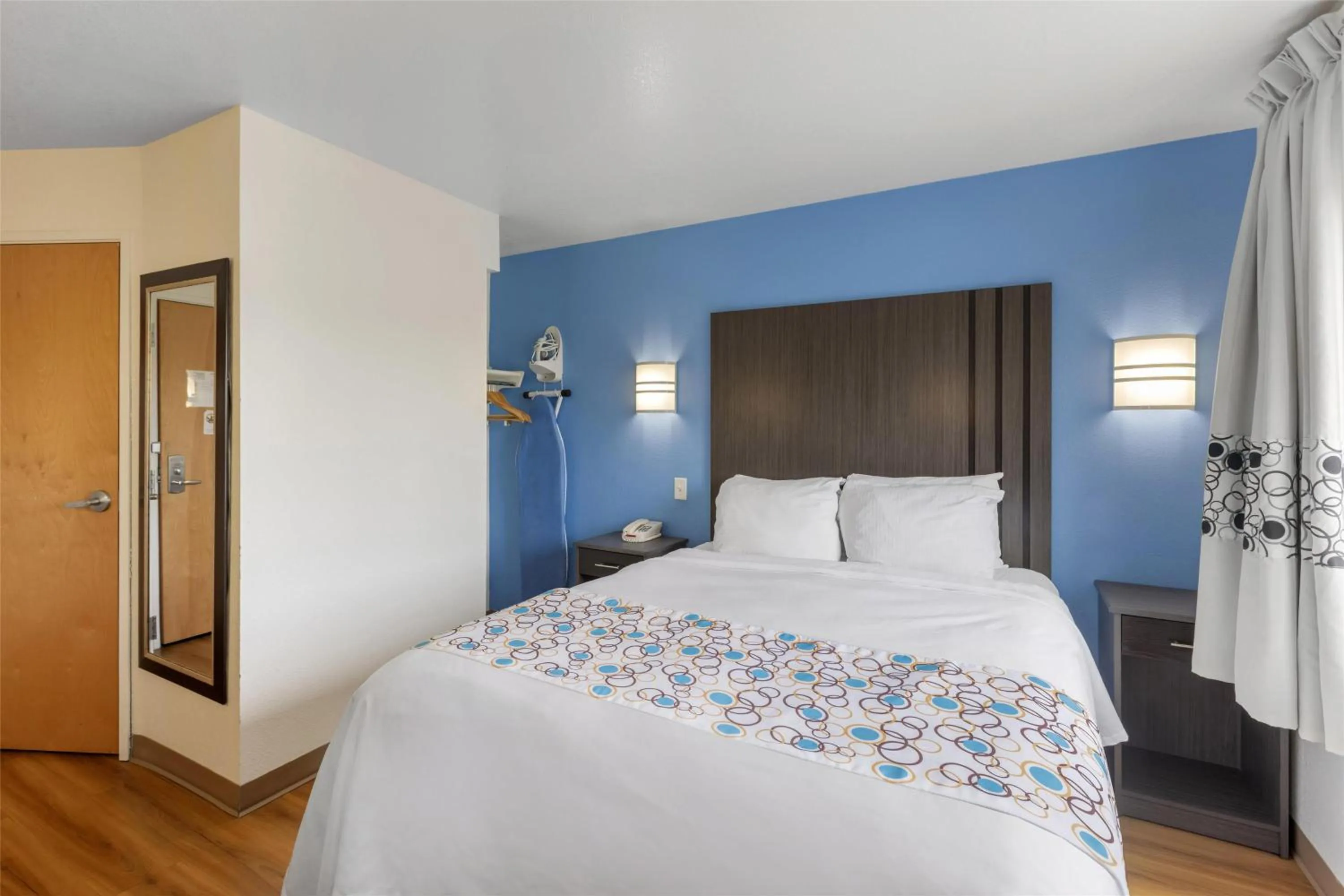 Bedroom, Bed in SureStay Plus Hotel by Best Western Niagara Falls East