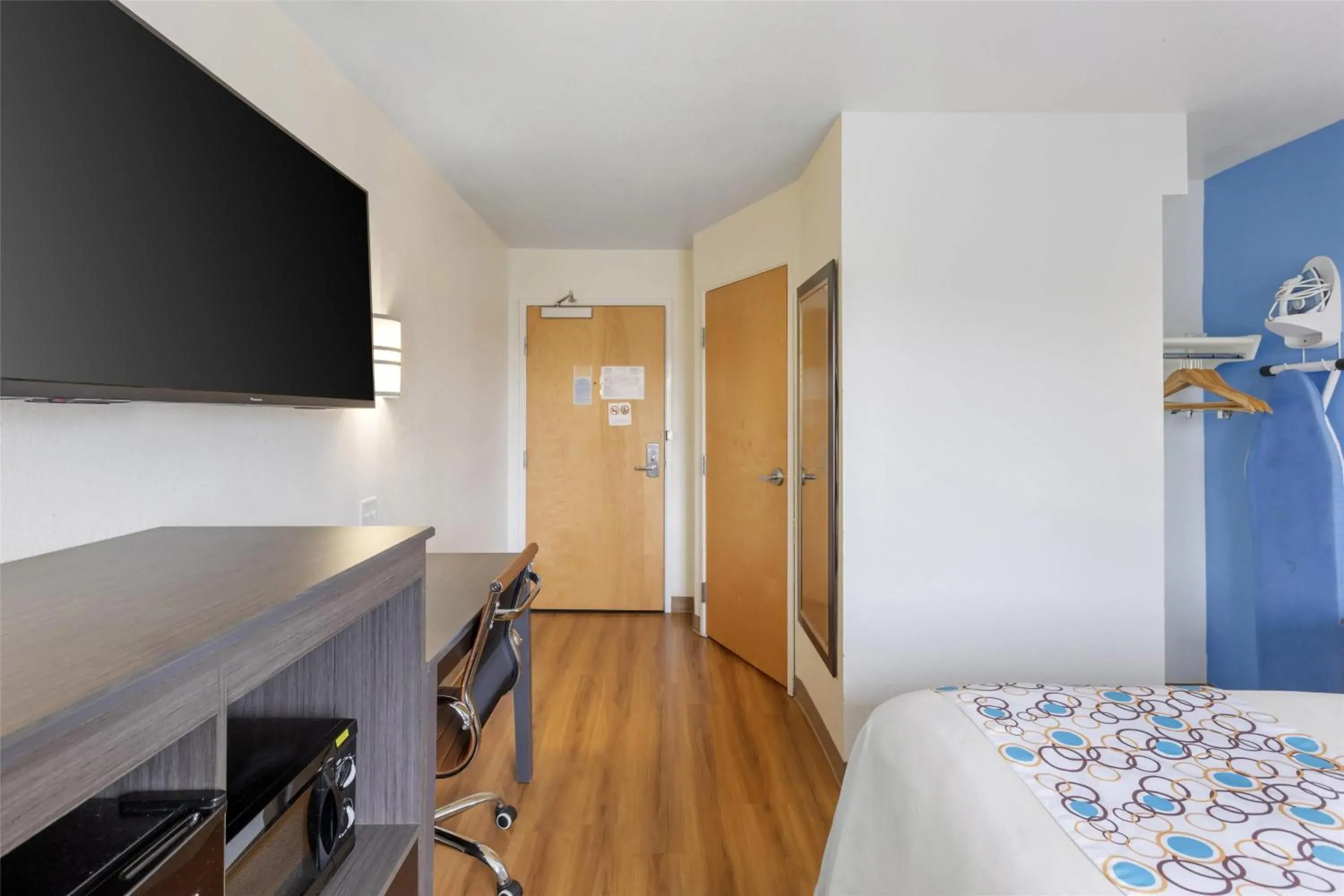 Queen Room in SureStay Plus Hotel by Best Western Niagara Falls East Queen Room in SureStay Plus Hotel by Best Western Niagara Falls East