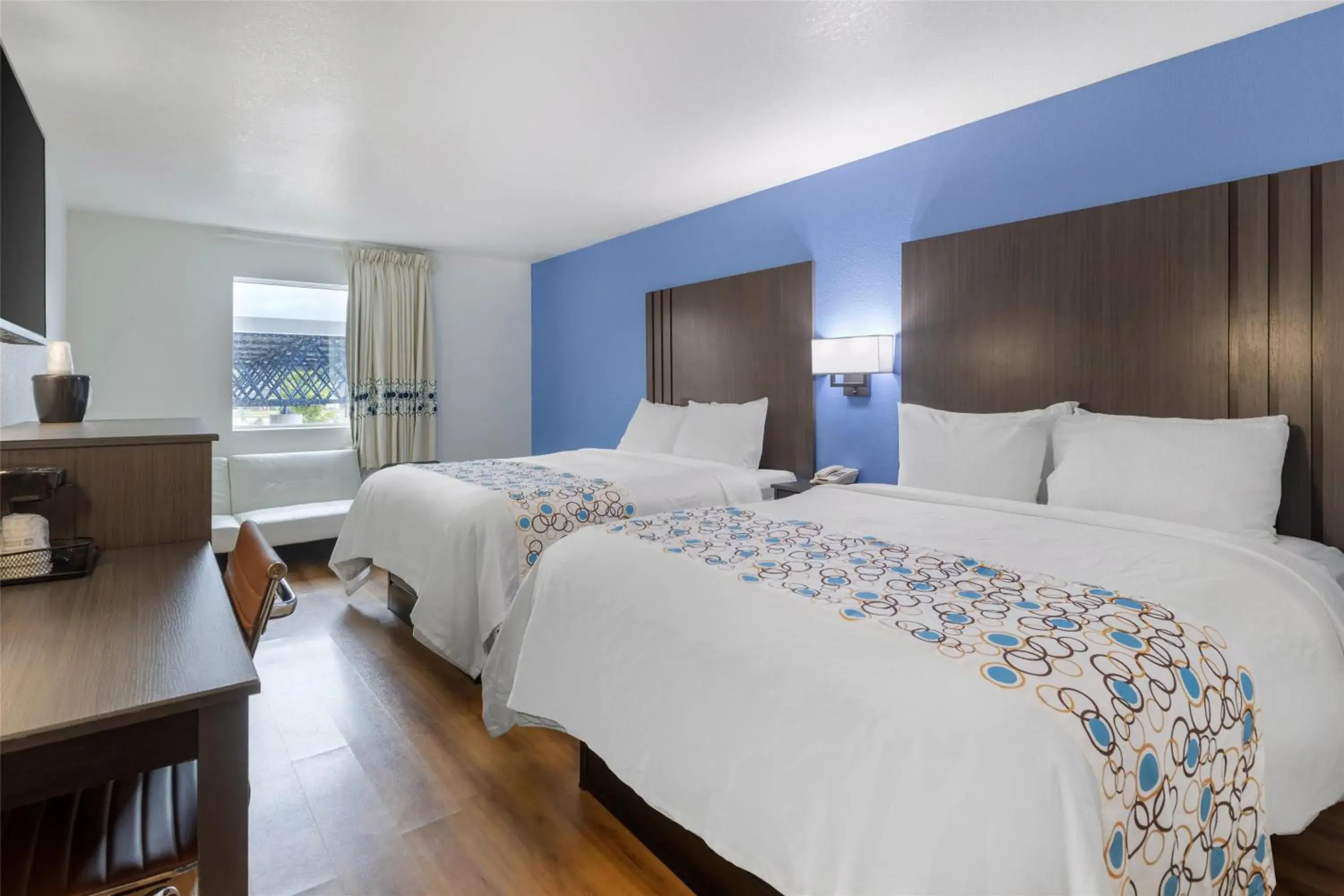 Bedroom, Bed in SureStay Plus Hotel by Best Western Niagara Falls East Bedroom, Bed in SureStay Plus Hotel by Best Western Niagara Falls East