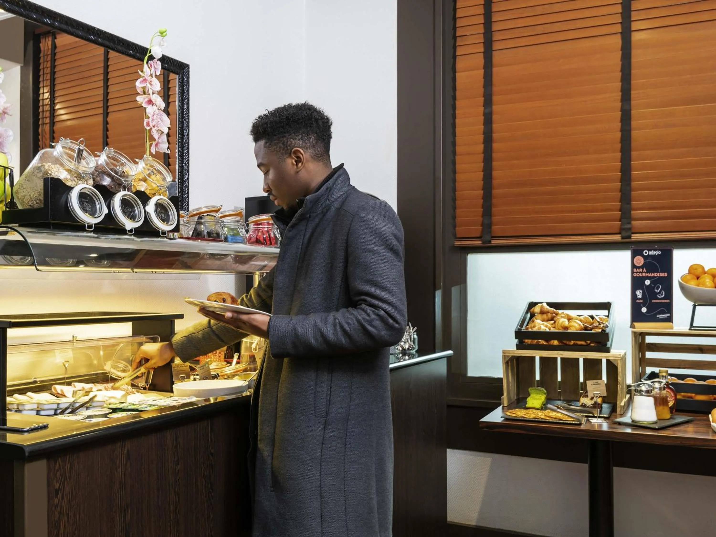 Breakfast in Aparthotel Adagio La Défense Esplanade