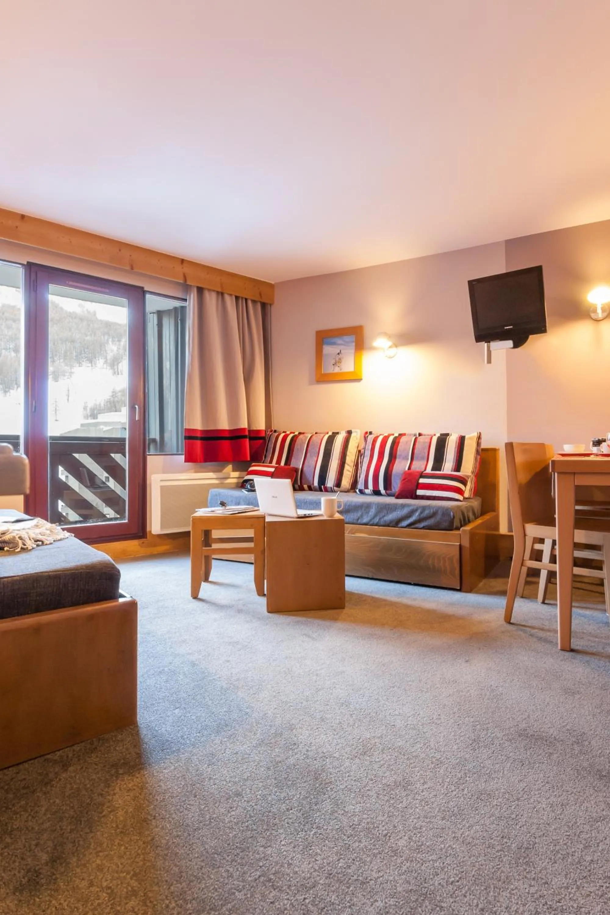 Communal lounge/ TV room in Résidence Pierre & Vacances Les Balcons De Bellevarde