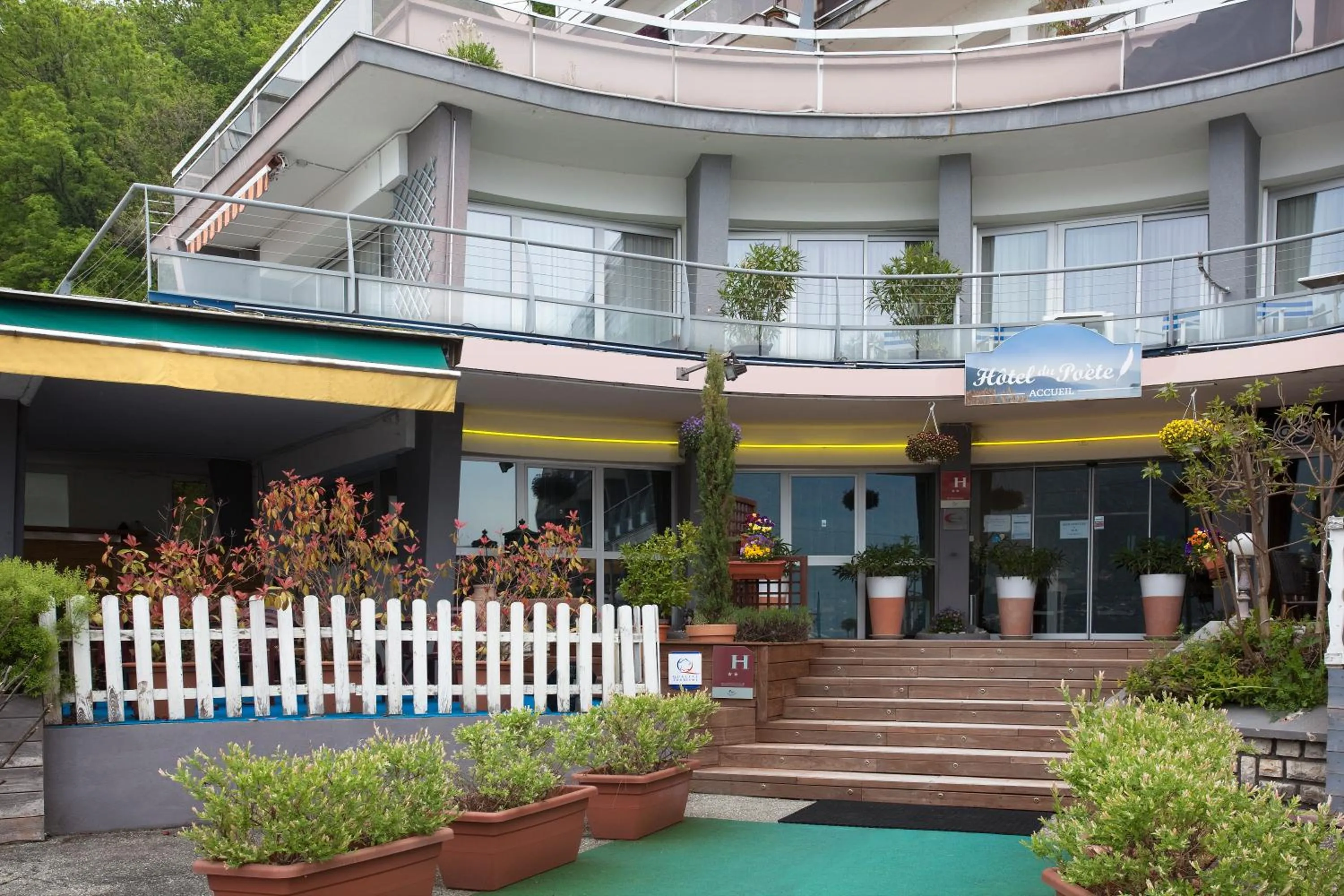 Facade/entrance in Hôtel du Poète