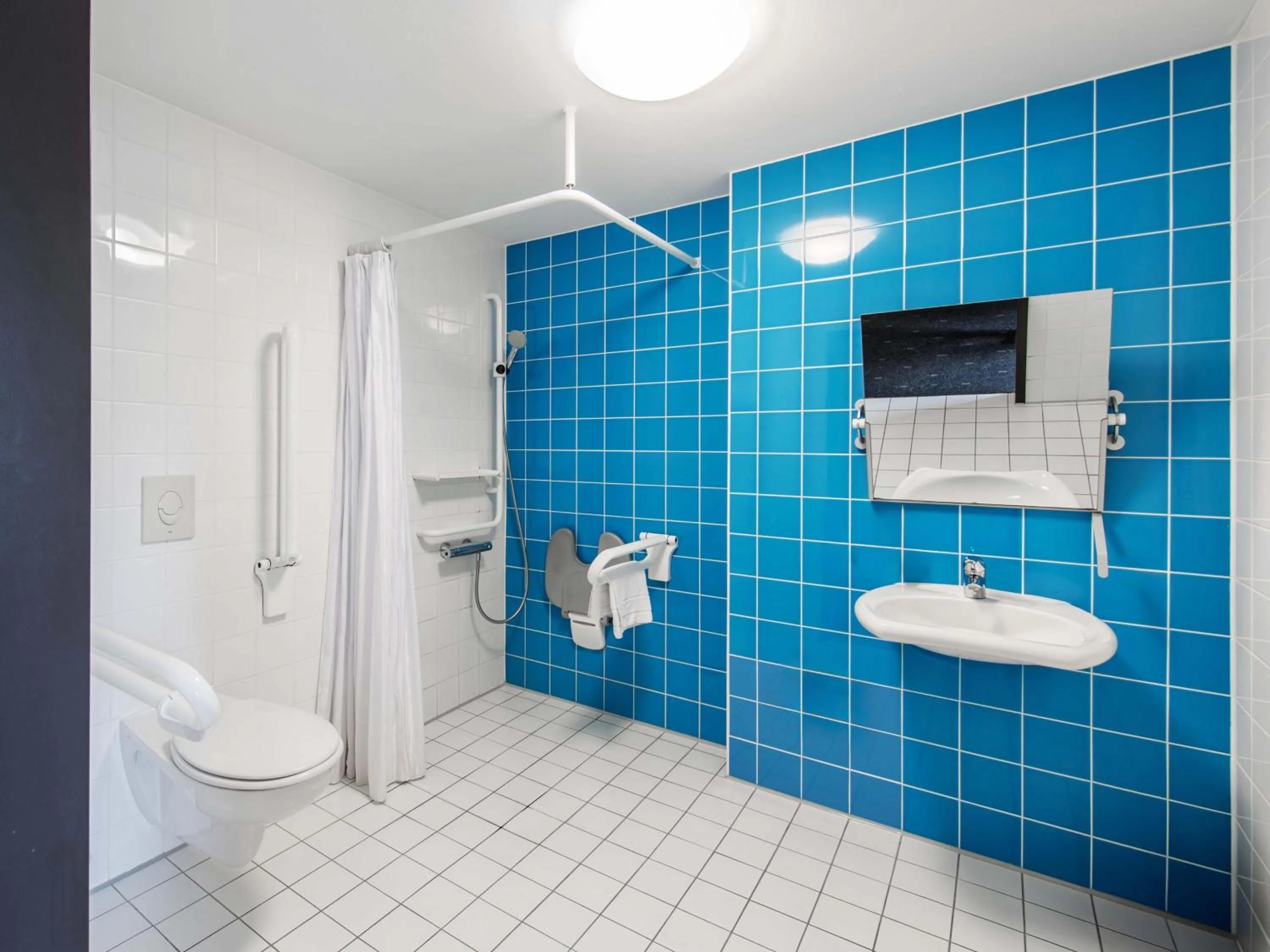 Bathroom in B&B Hotel Augsburg-Süd