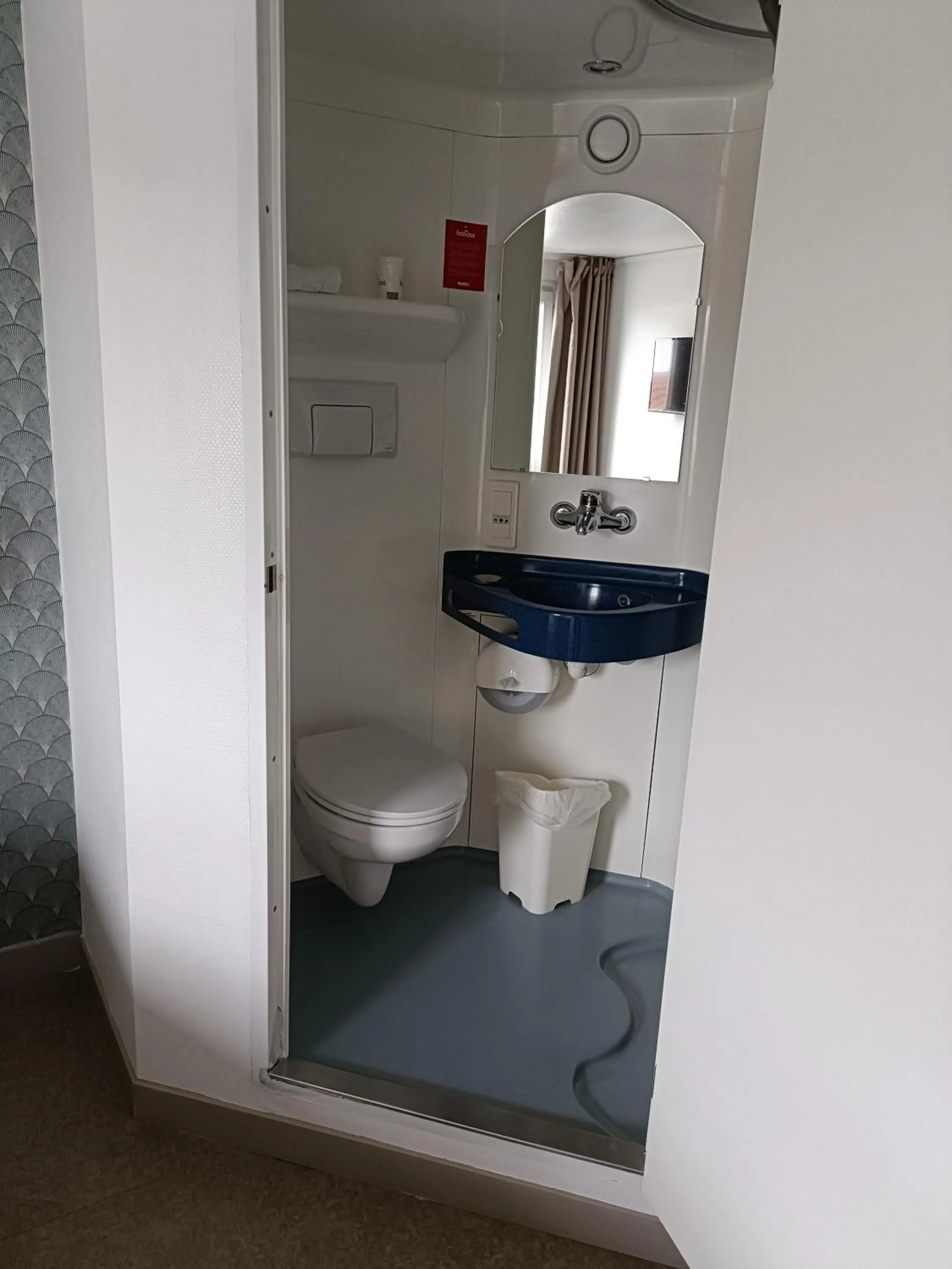 Toilet in Fasthôtel Clermont-Ferrand Gerzat