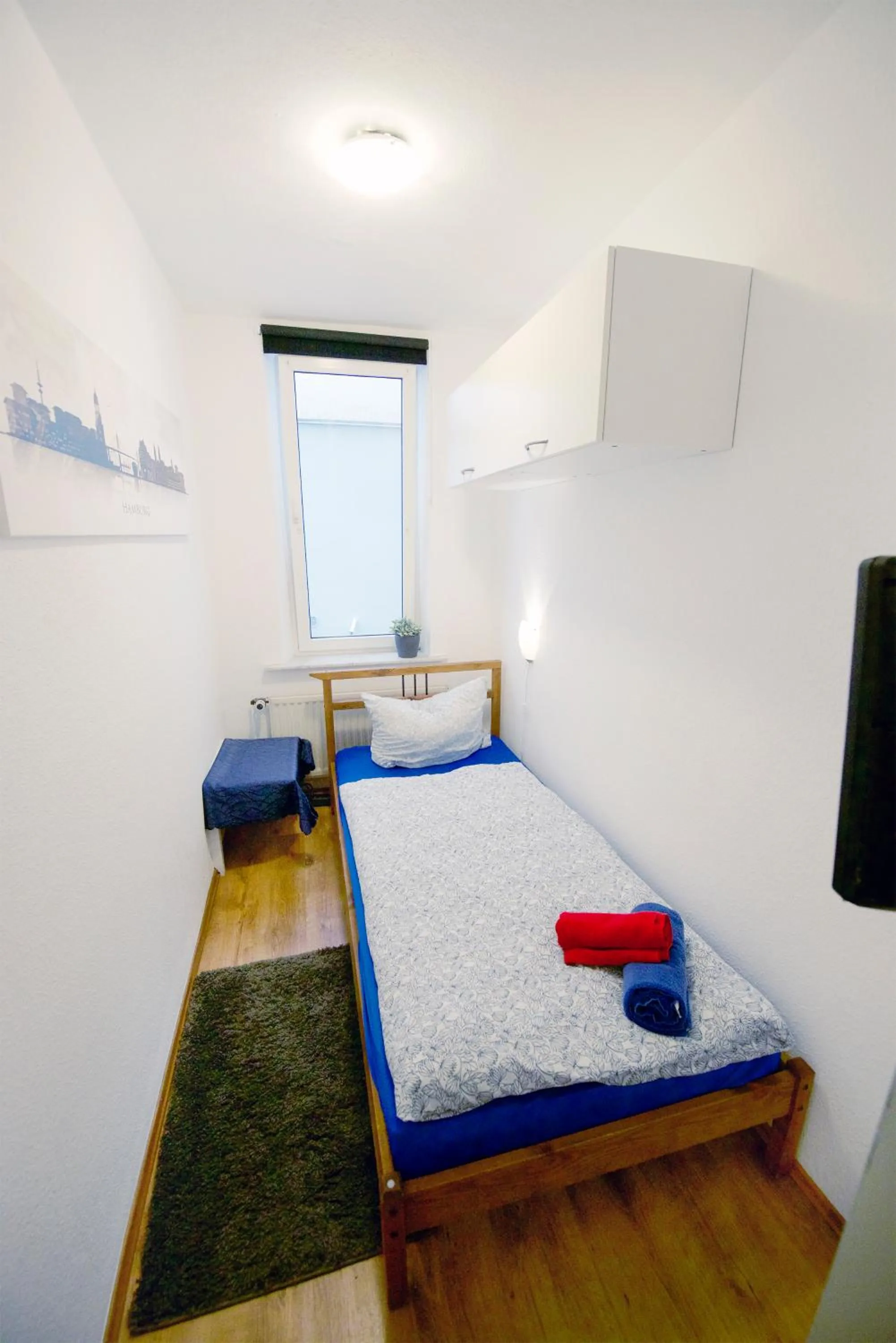 Photo of the whole room, Bed in Basement Rotherbaum