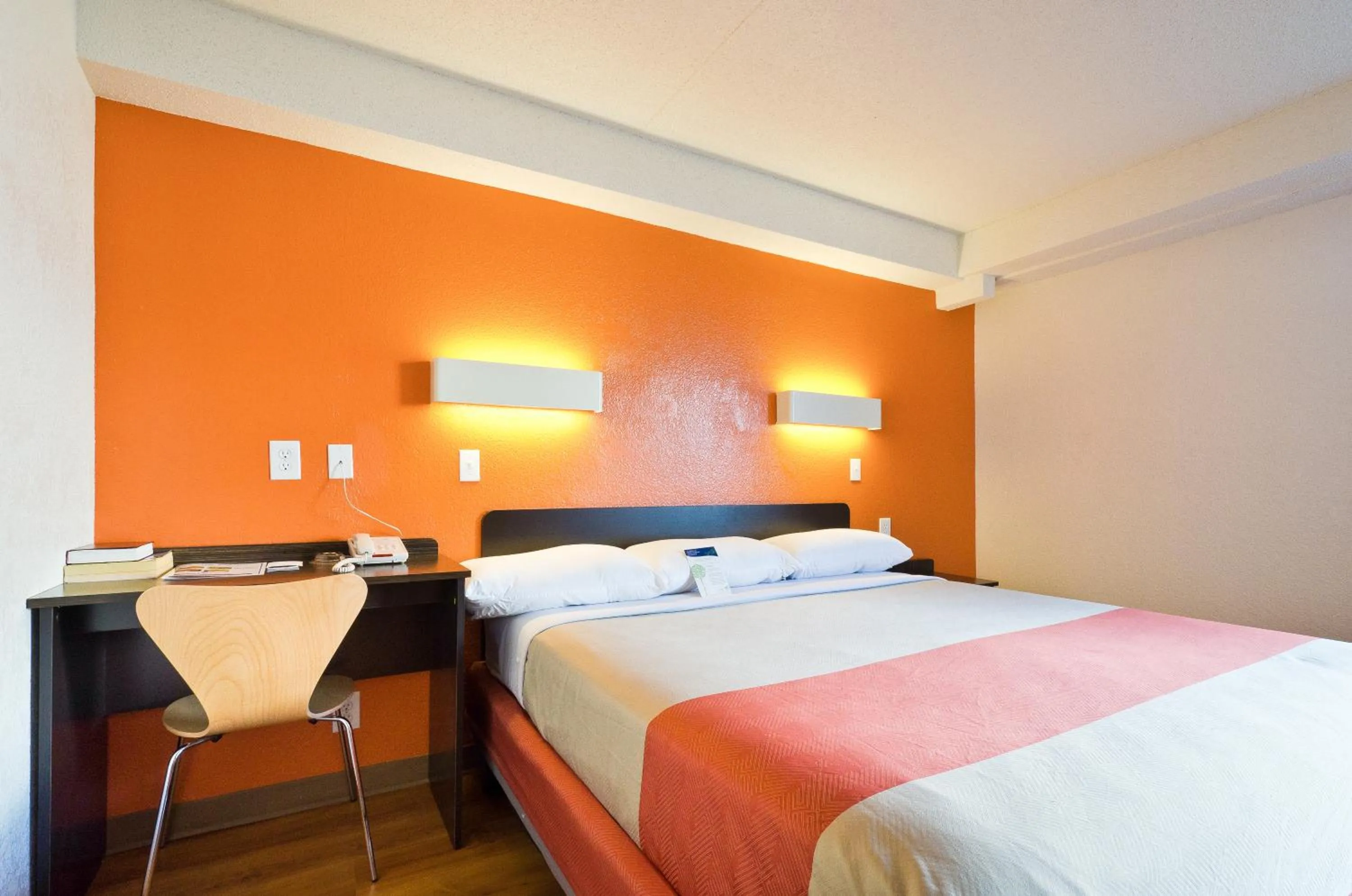 Bed in Motel 6-Springfield, DC - Washington Southwest