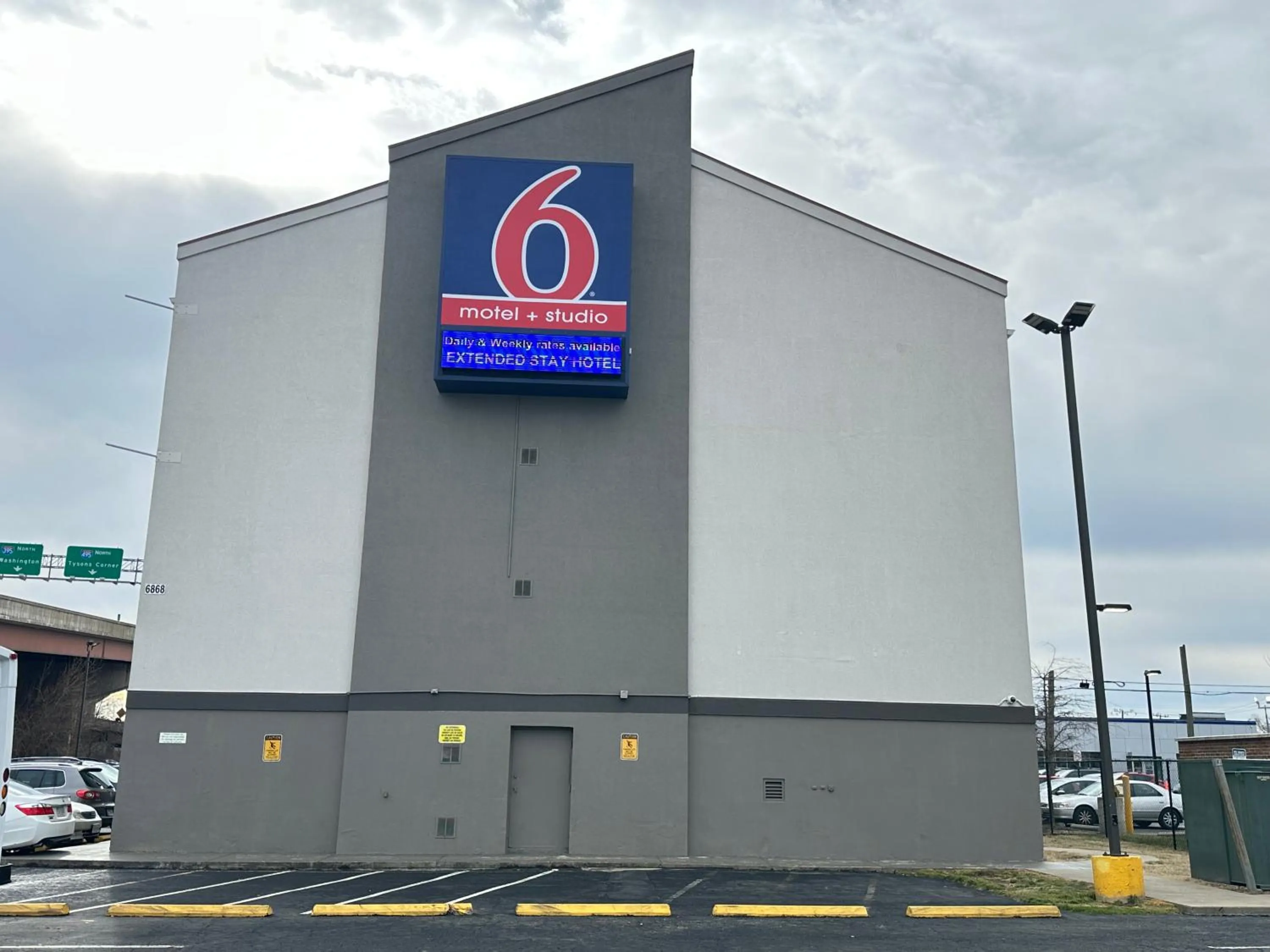 Property building in Motel 6-Springfield, DC - Washington Southwest