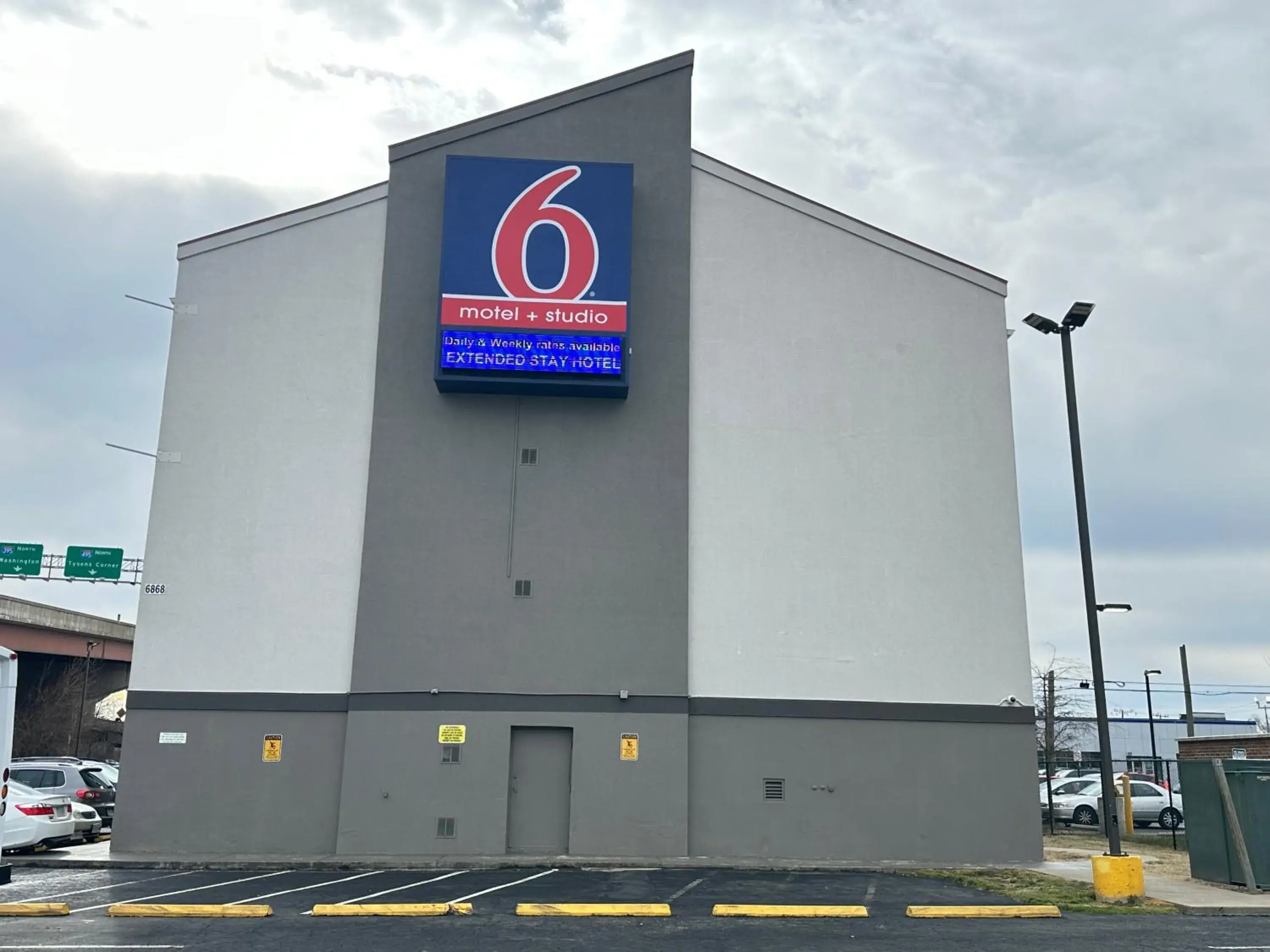 Property building in Motel 6-Springfield, DC - Washington Southwest Property building in Motel 6-Springfield, DC - Washington Southwest