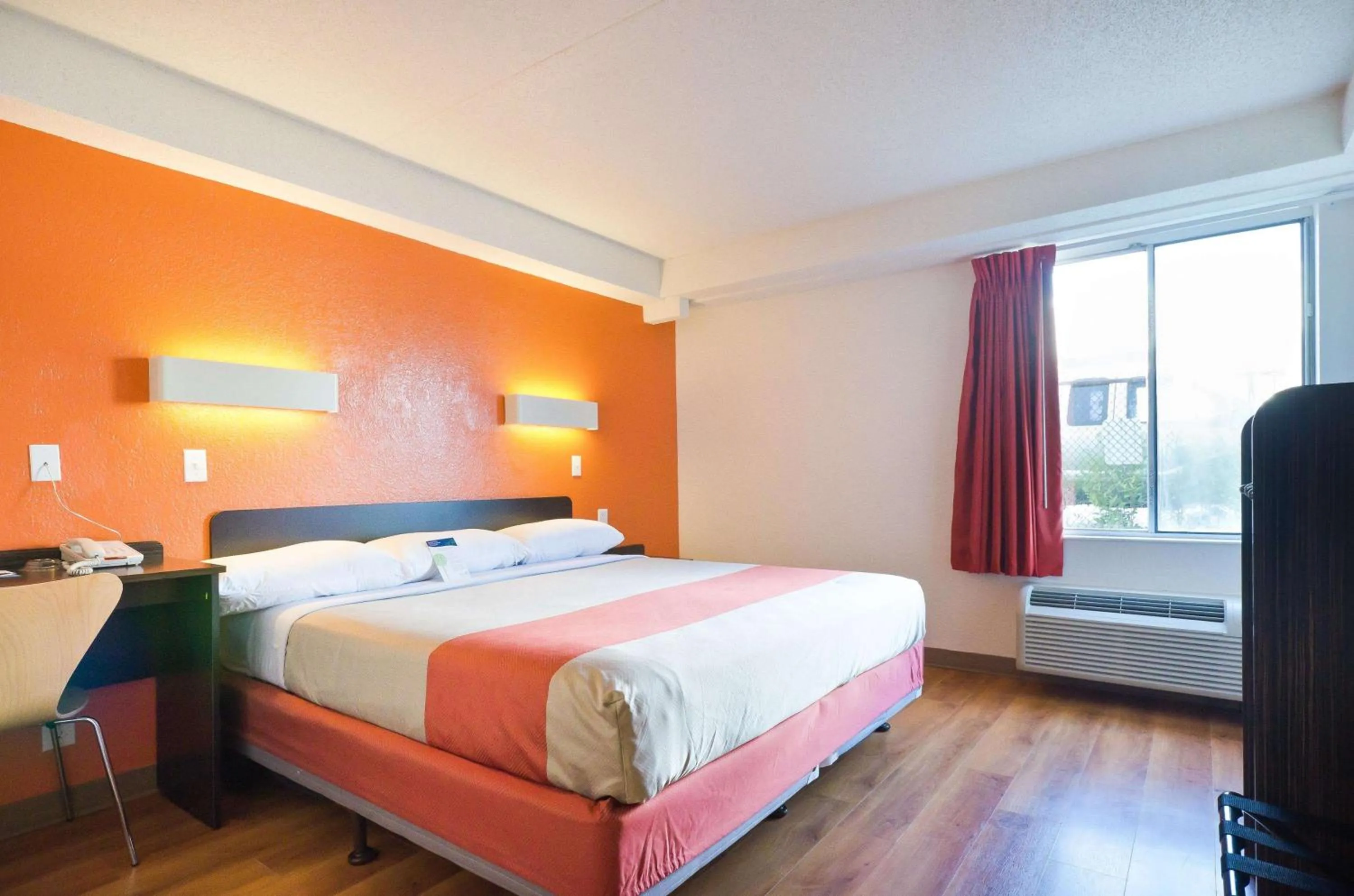 Bedroom, Bed in Motel 6-Springfield, DC - Washington Southwest