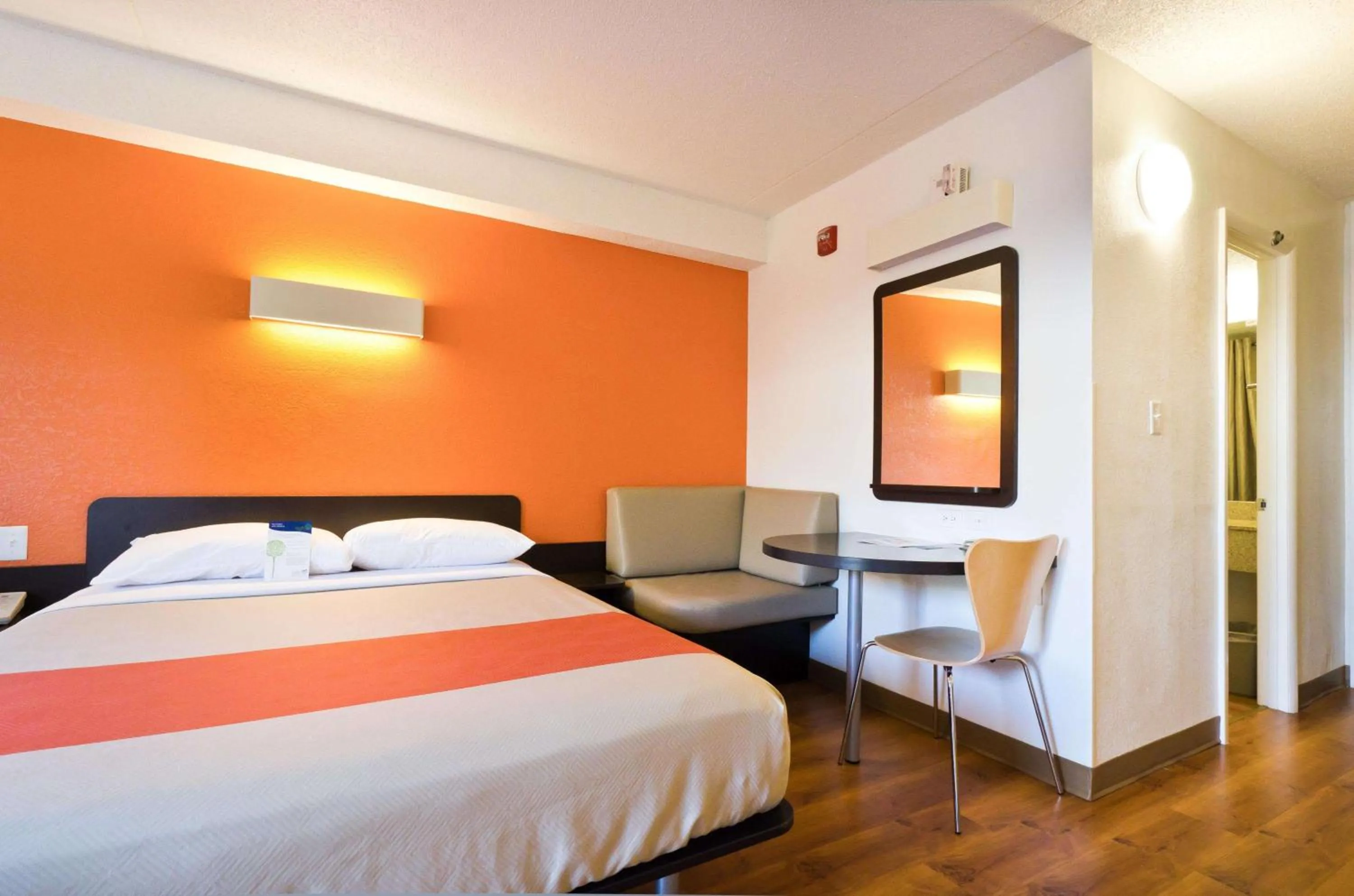 Seating area, Bed in Motel 6-Springfield, DC - Washington Southwest