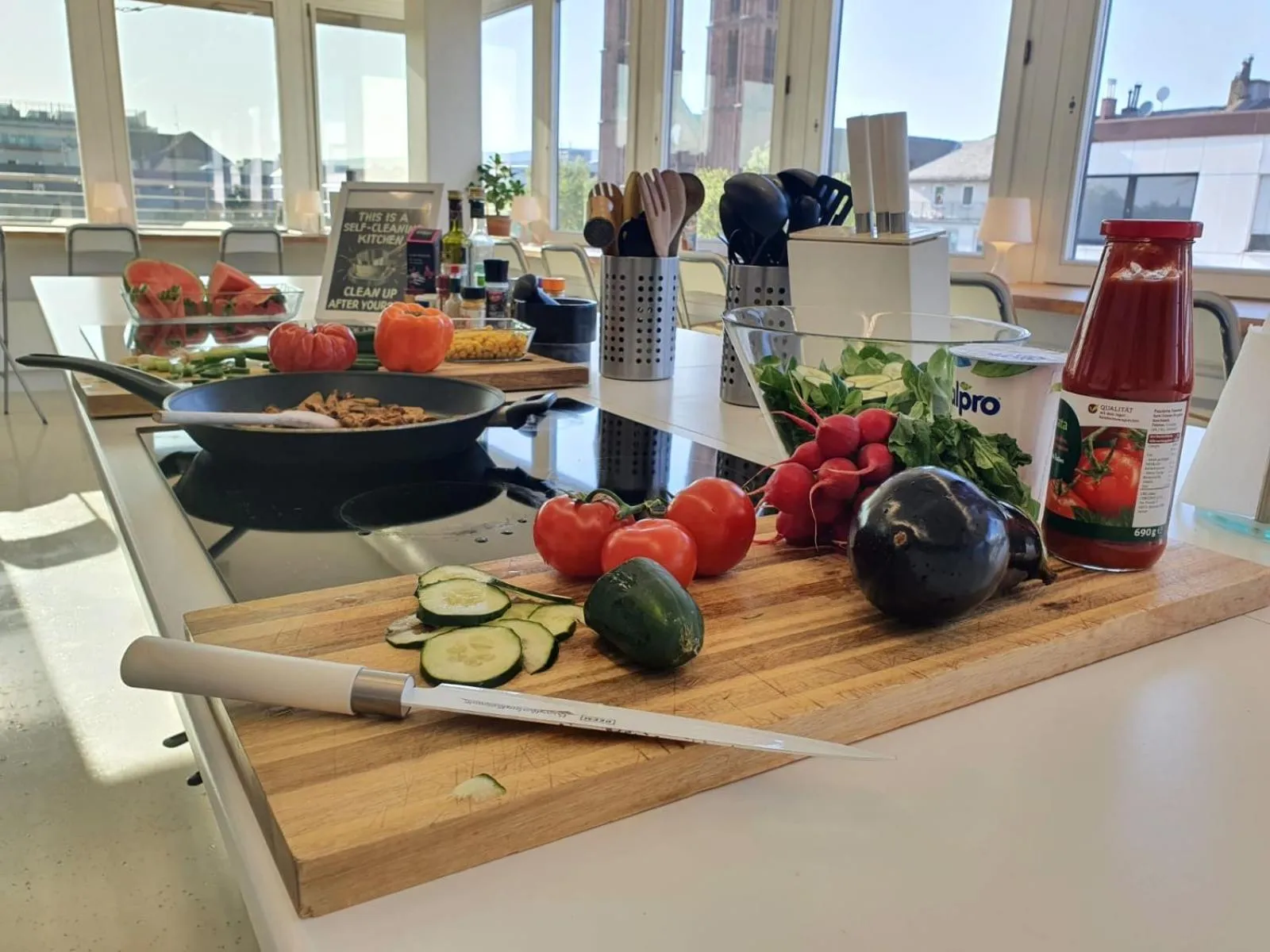 Kitchen or kitchenette in Business Hotel Wiesbaden PRIME