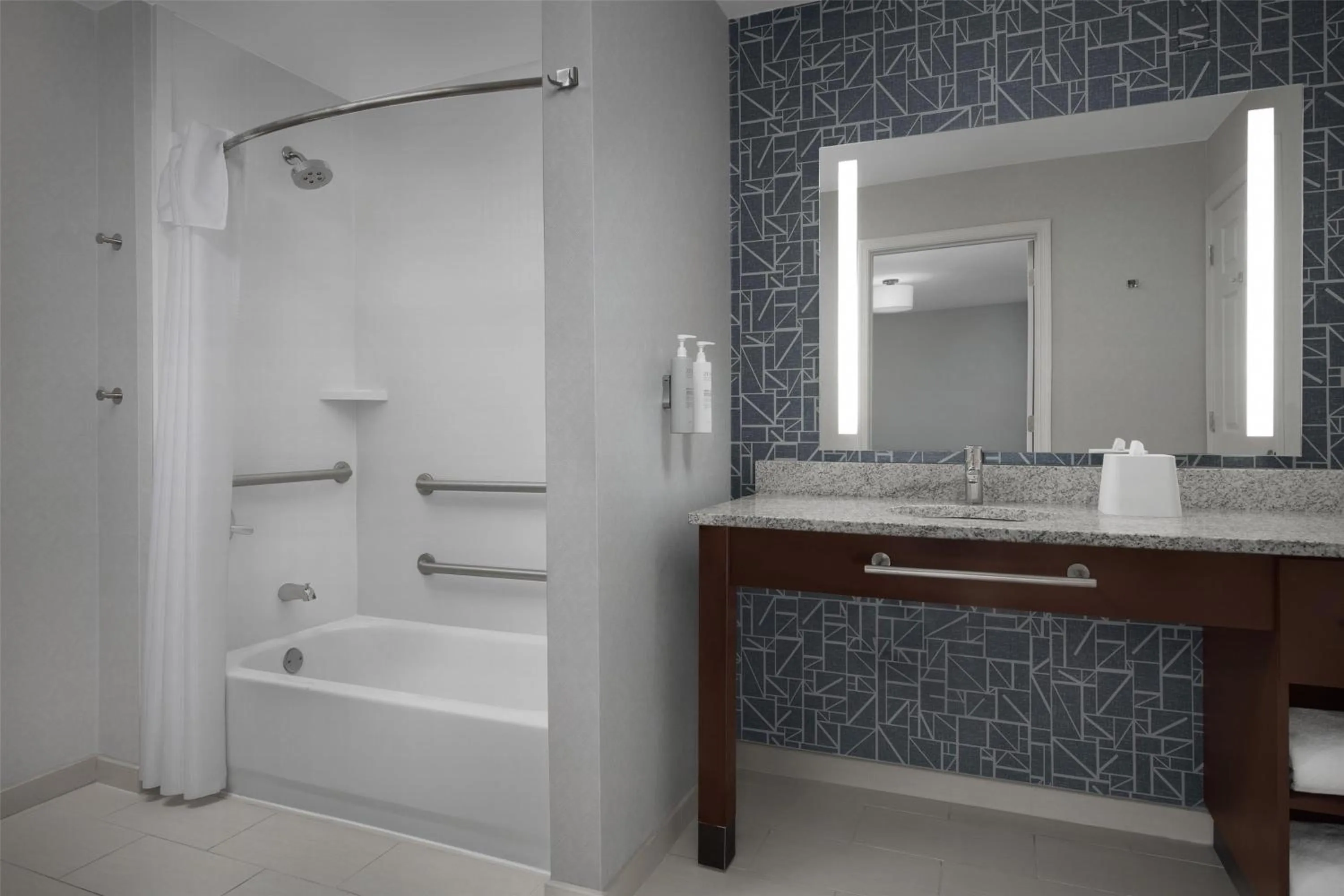 Bathroom in Homewood Suites by Hilton Newark-Cranford