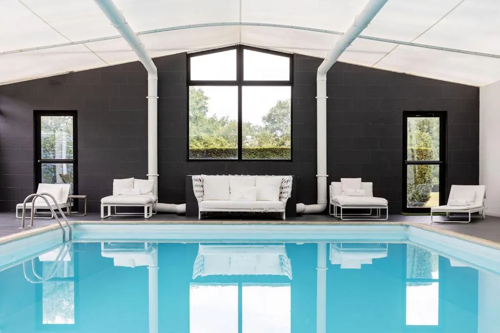 Swimming pool in Hôtel Lancelot & Spa - Domaine du Roi Arthur