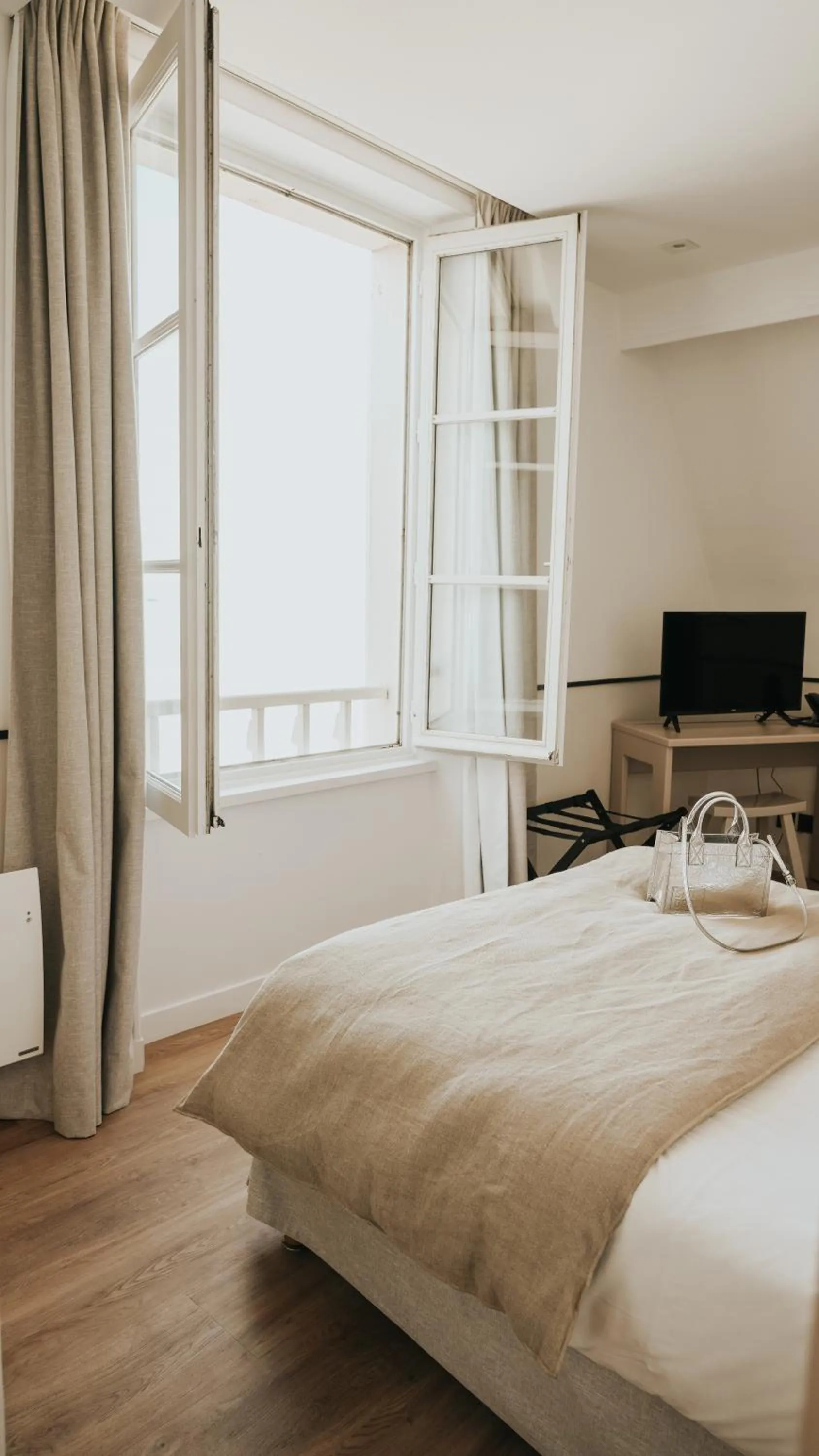 Bed in Hôtel De La Marine