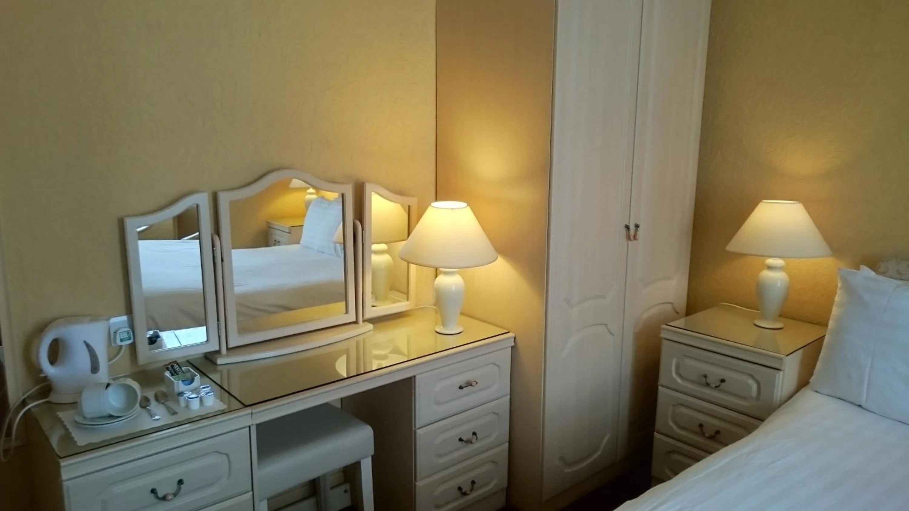 Bedroom, Bed in The Belgrave Hotel Tenby