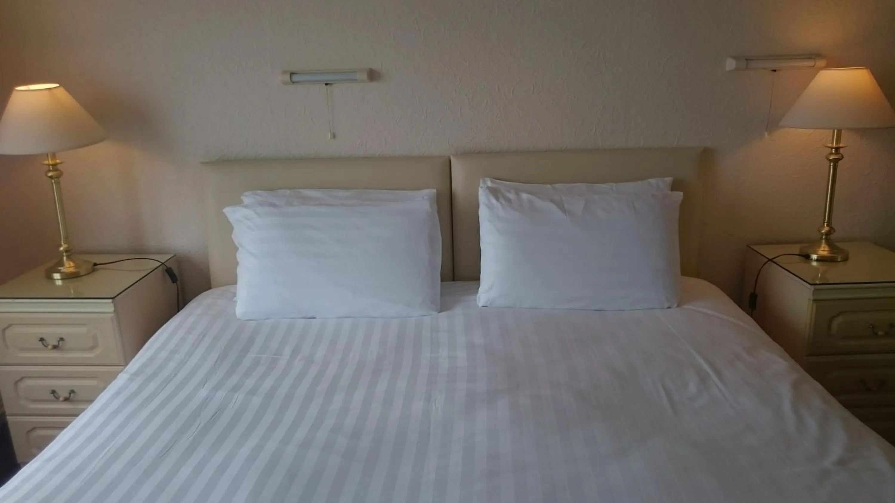 Bedroom, Bed in The Belgrave Hotel Tenby