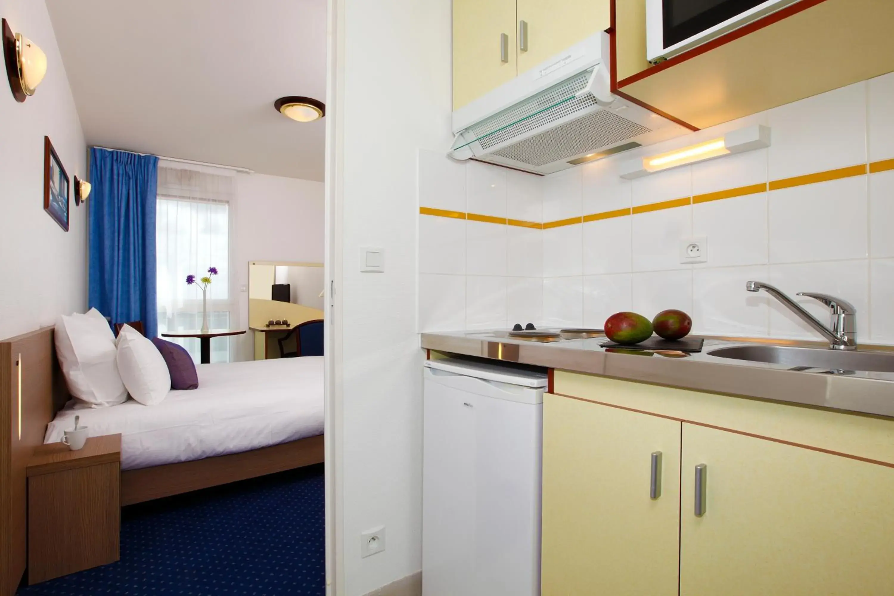 Kitchen or kitchenette, Bed in Appart'City Classic Rennes Beauregard Kitchen or kitchenette, Bed in Appart'City Classic Rennes Beauregard