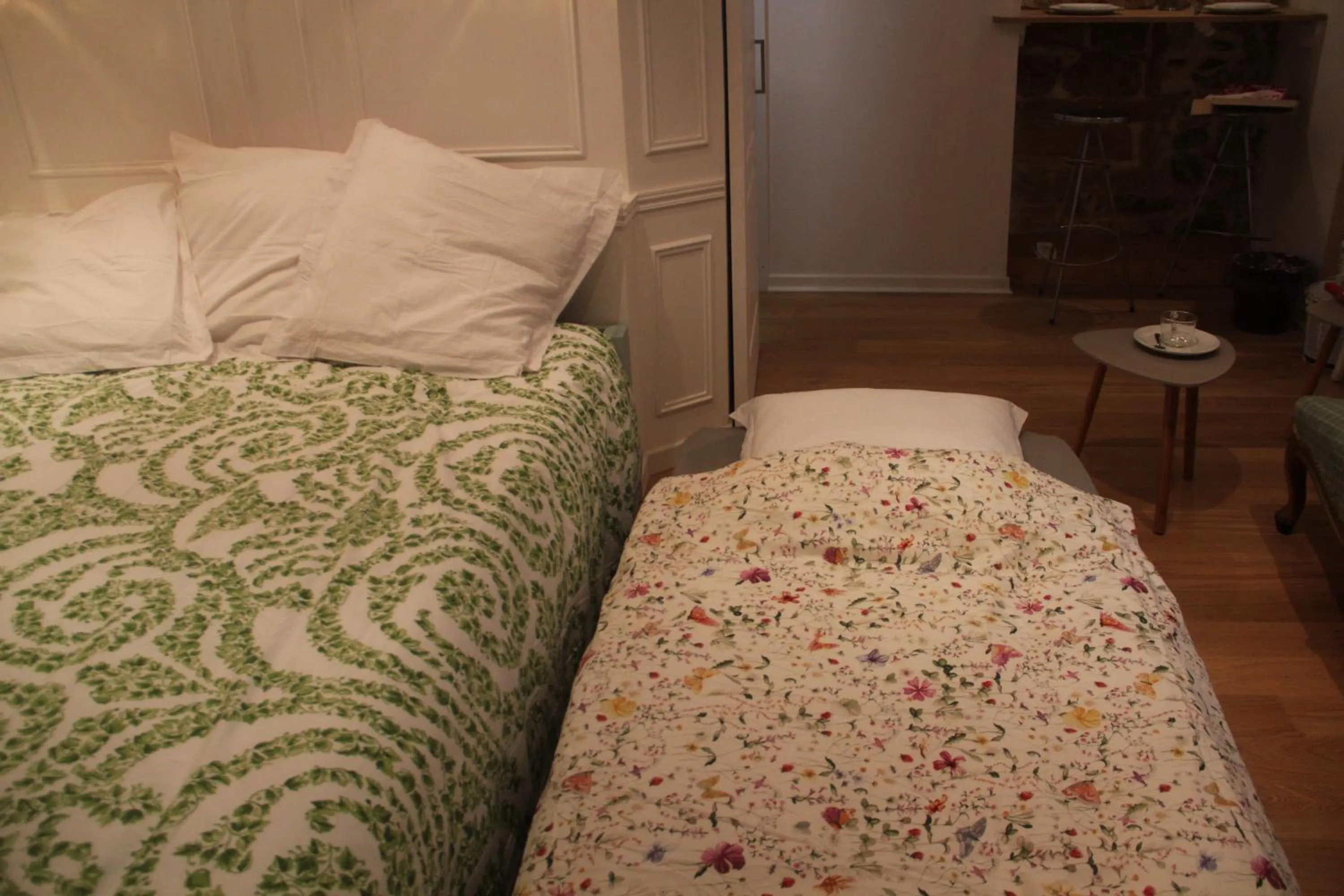 Property building, Bed in La Suite Presqu'Ile
