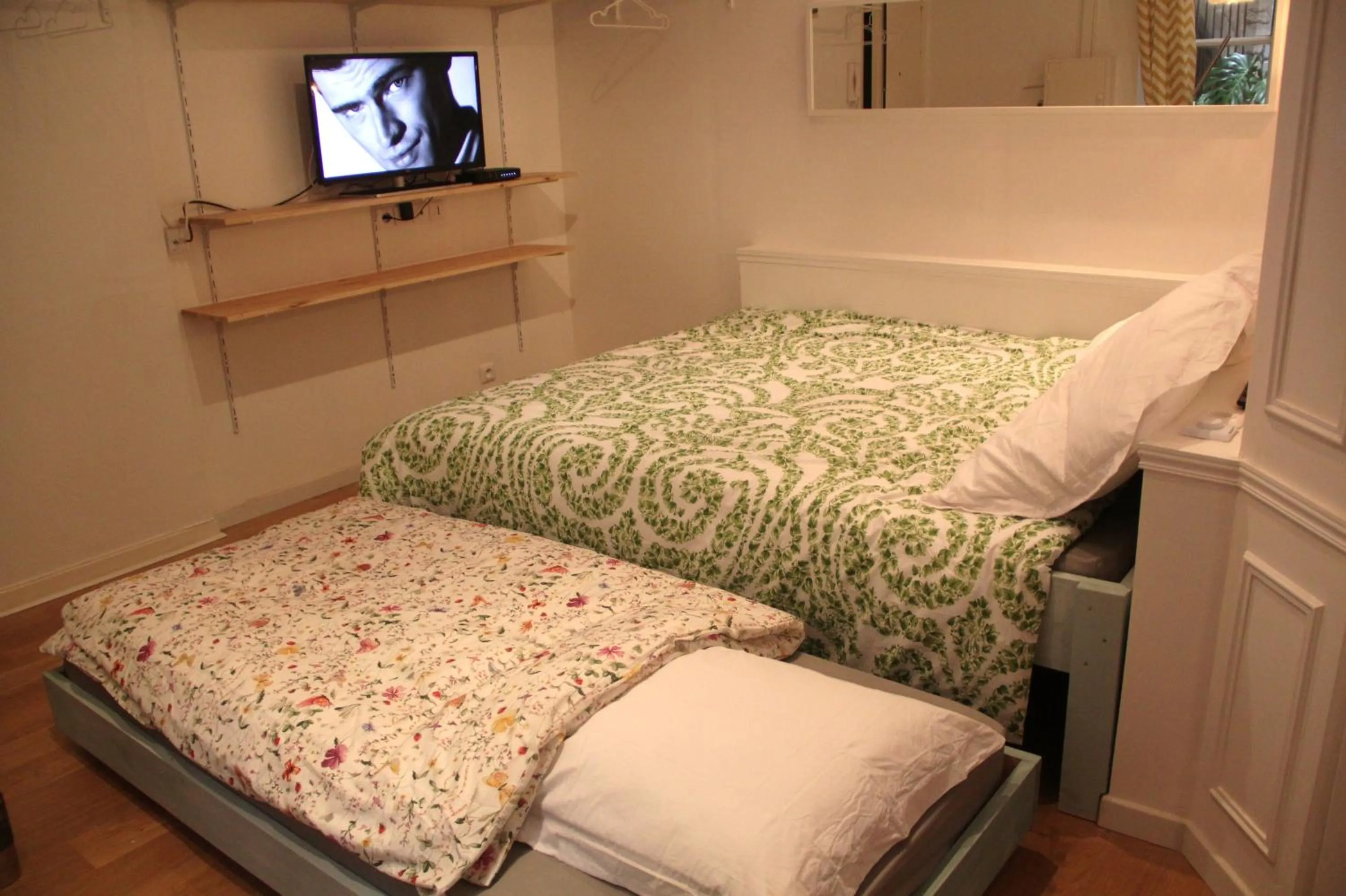 Property building, Bed in La Suite Presqu'Ile