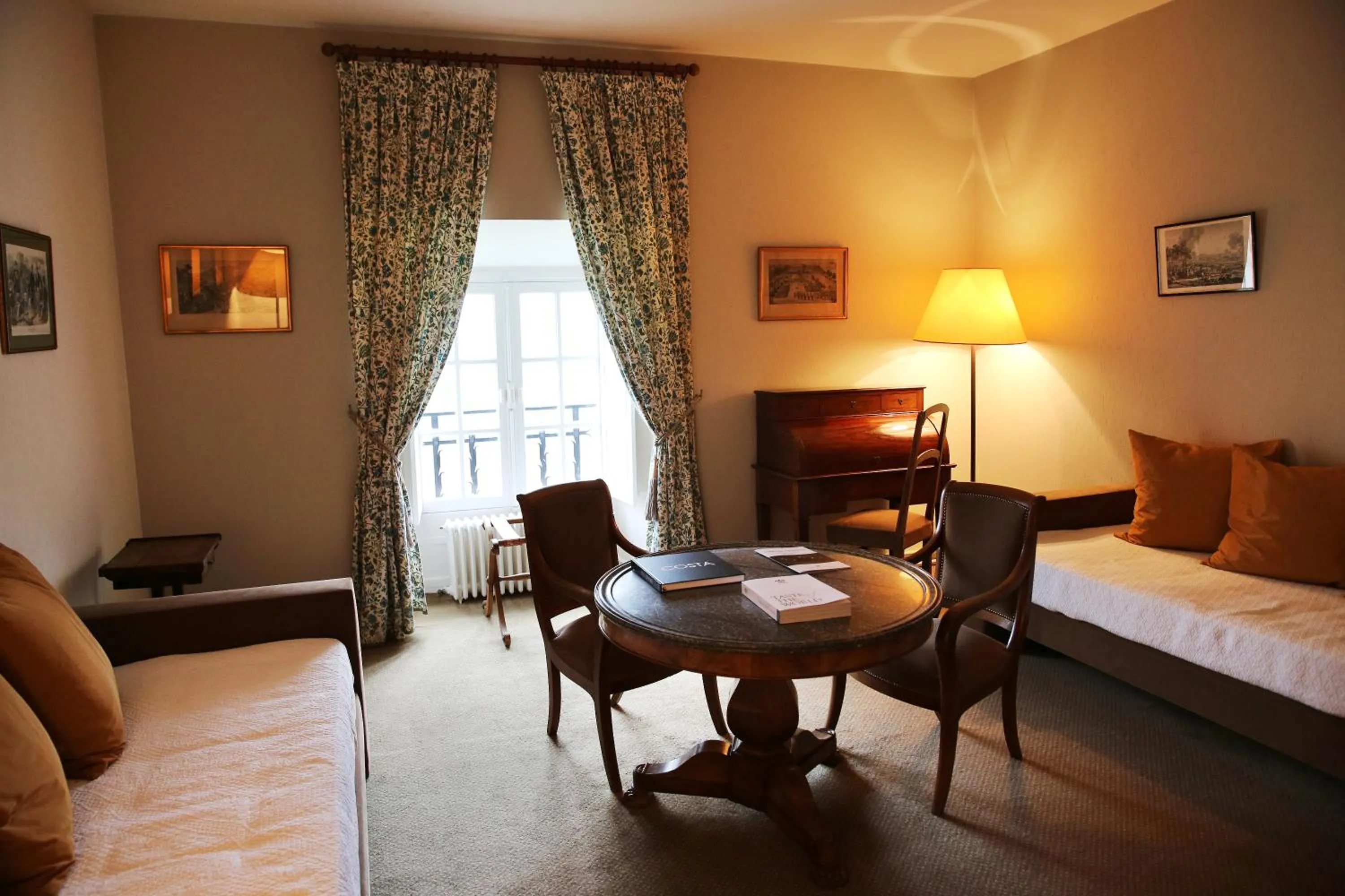 Seating area, Bed in Château de Mercuès