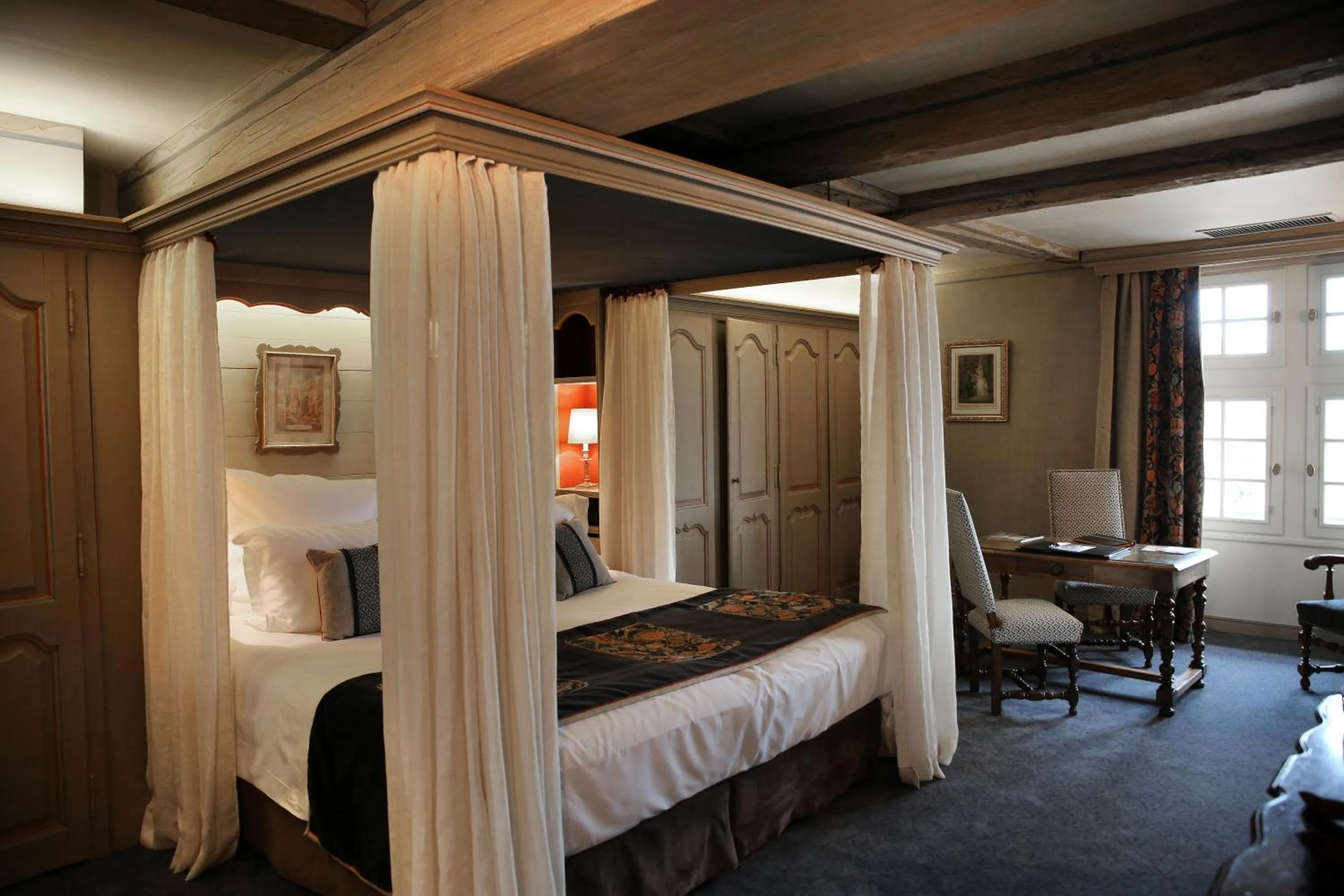 Photo of the whole room, Bed in Château de Mercuès