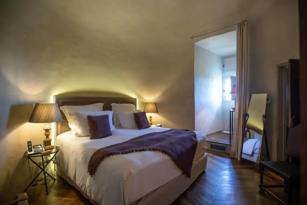 Photo of the whole room, Bed in Château de Mercuès Photo of the whole room, Bed in Château de Mercuès