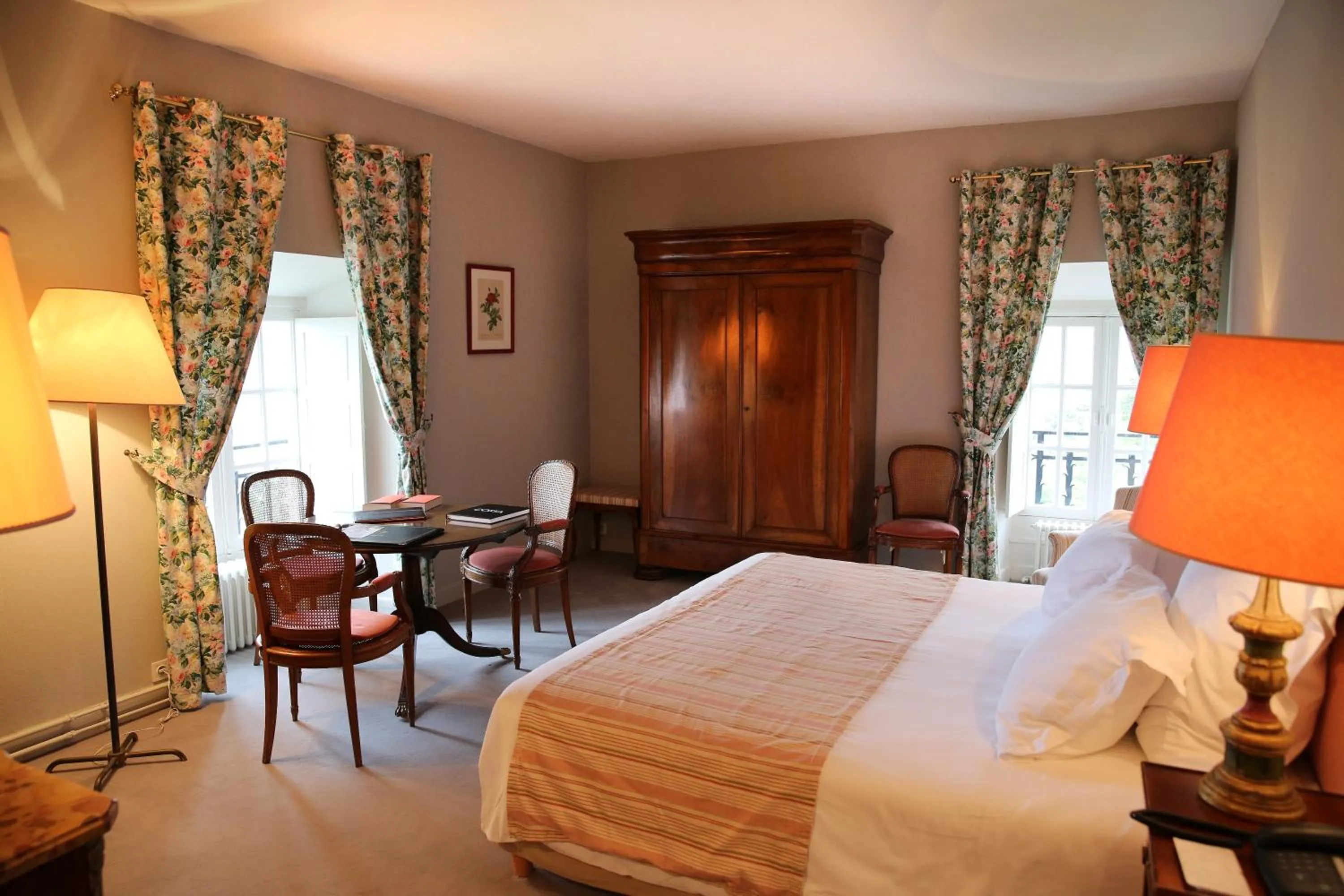 Photo of the whole room, Bed in Château de Mercuès