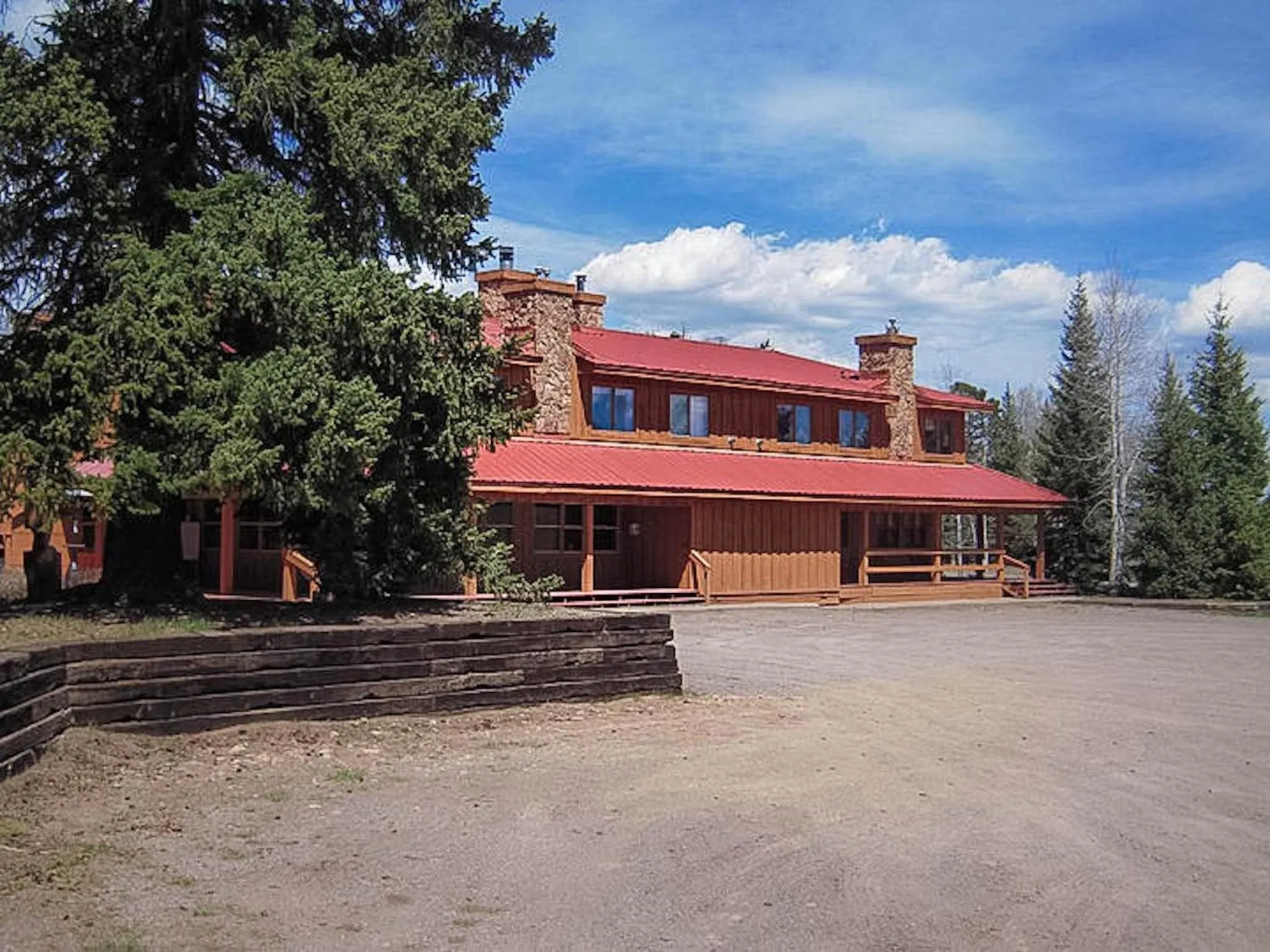 Facade/entrance in Arrowhead Mountain Lodge