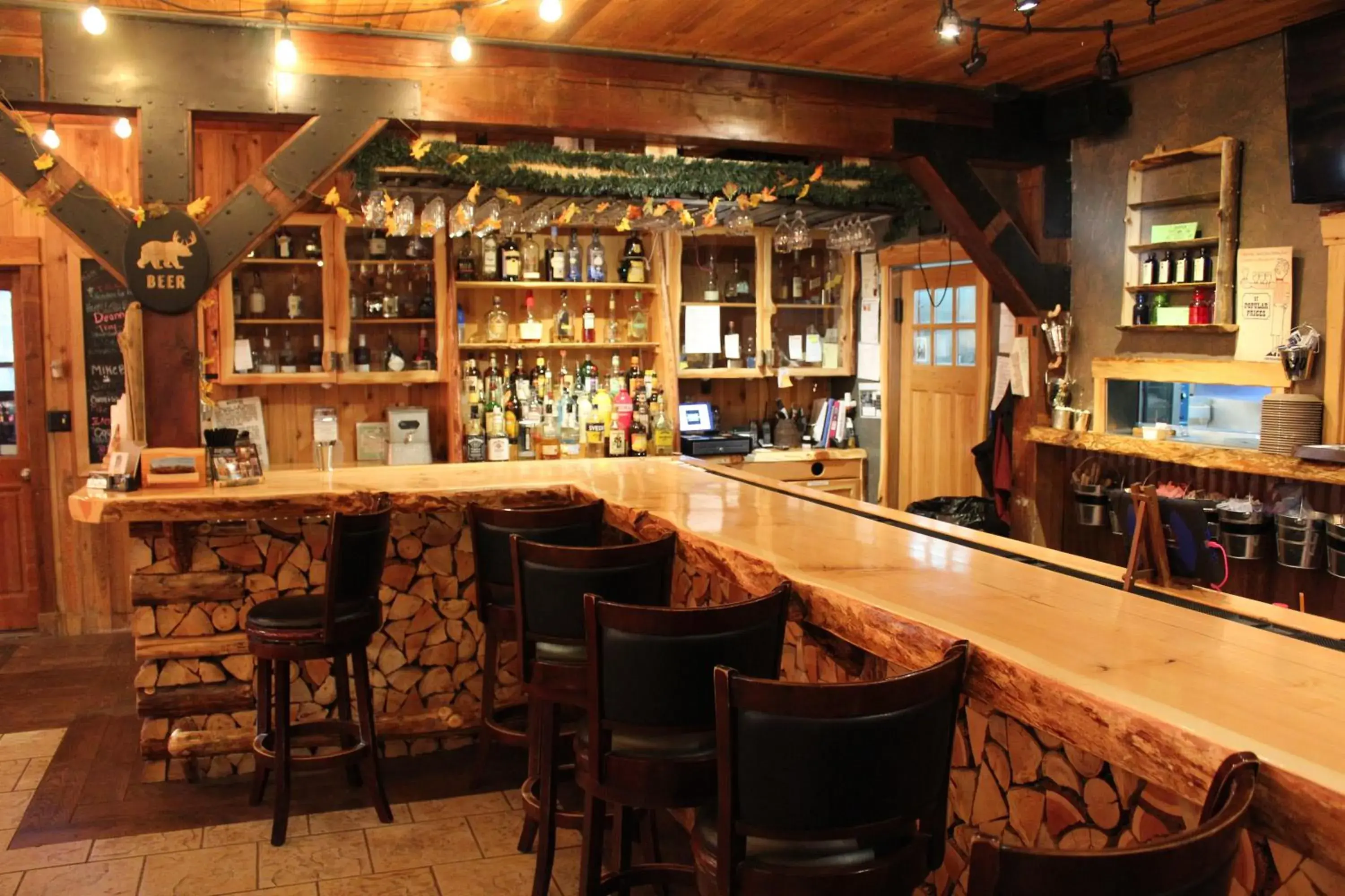 Lounge or bar in Arrowhead Mountain Lodge Lounge or bar in Arrowhead Mountain Lodge