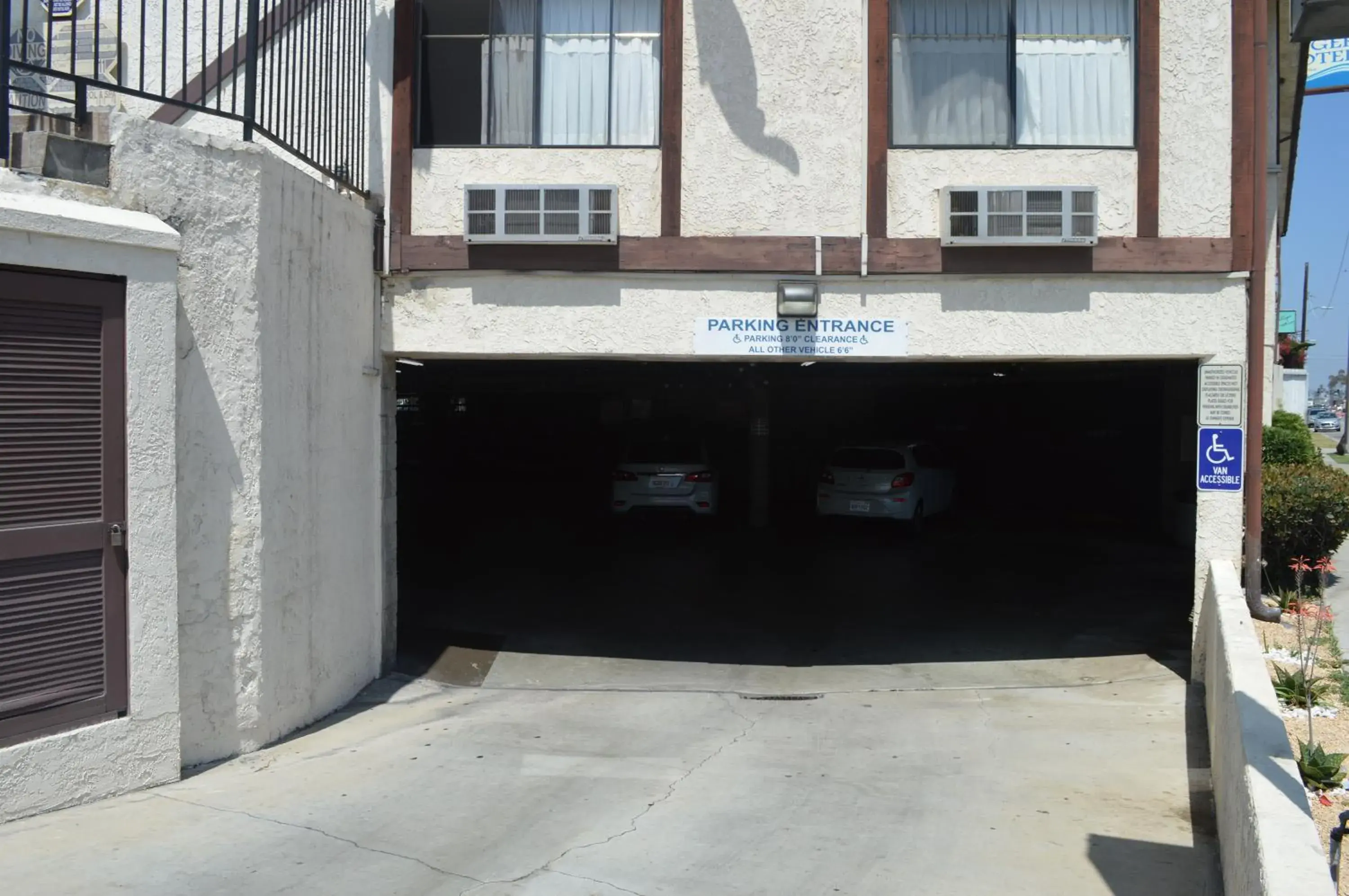 Facade/entrance in Jolly Roger Hotel Facade/entrance in Jolly Roger Hotel