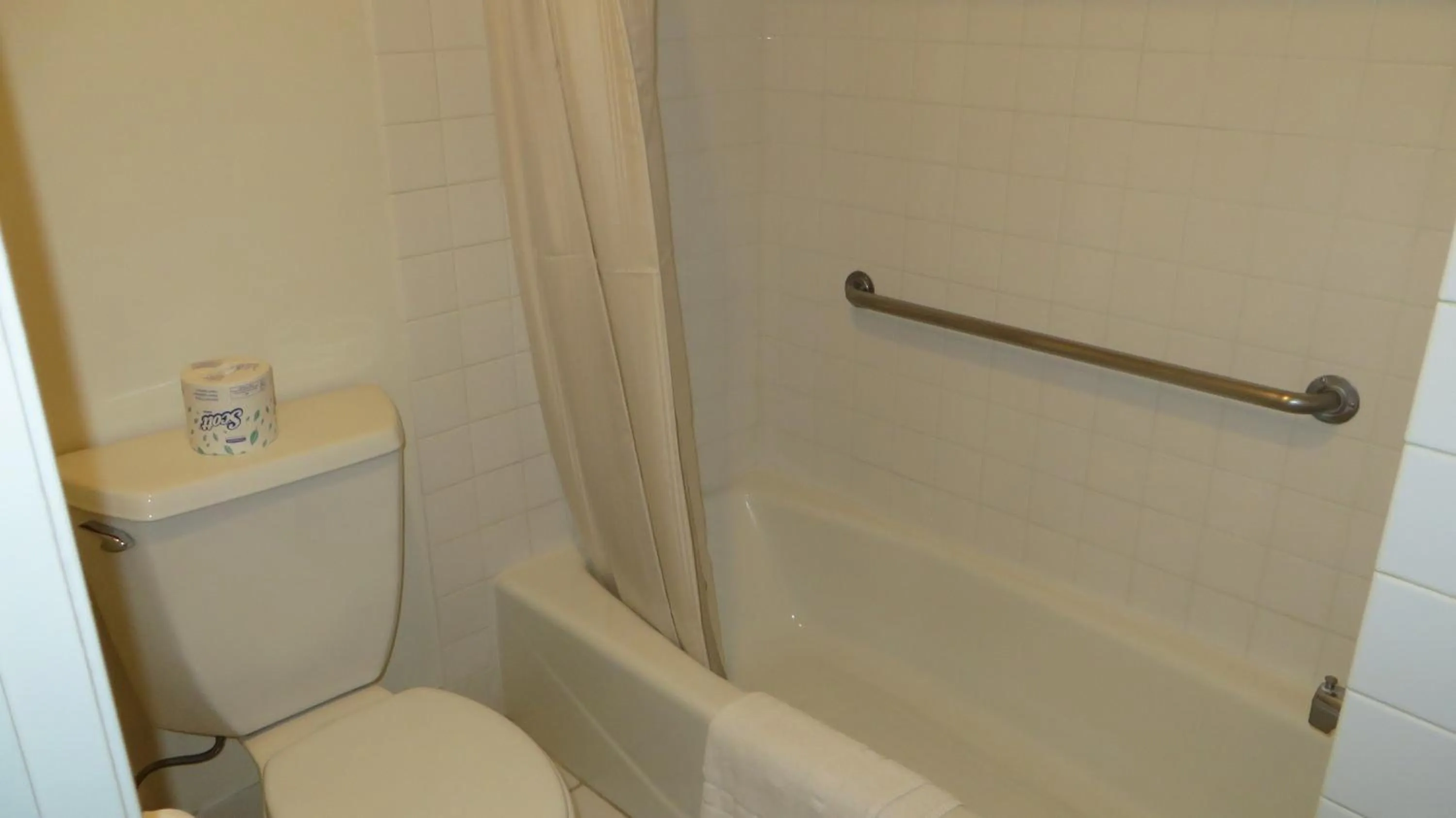 Bathroom in Jolly Roger Hotel