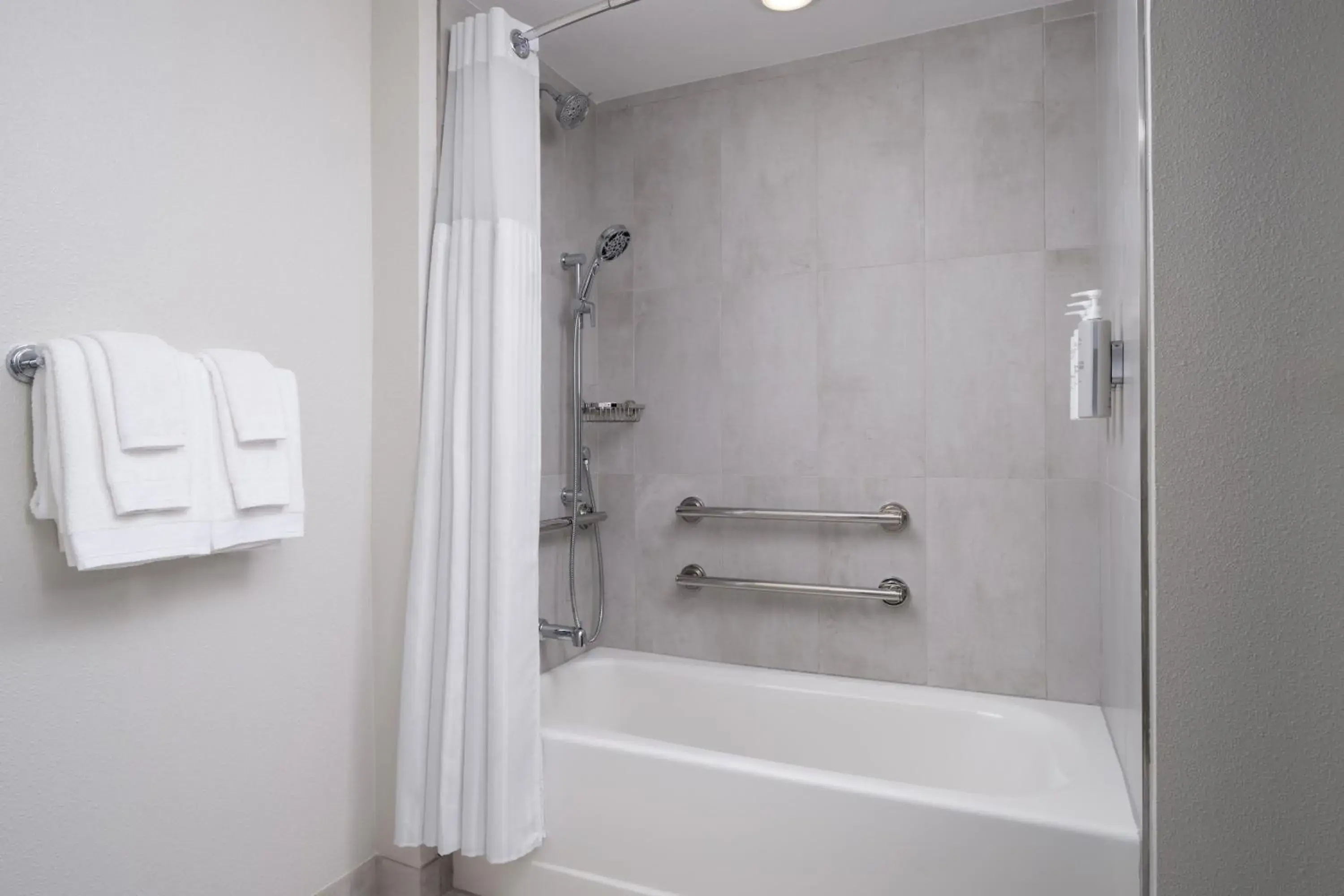 Bathroom in Embassy Suites by Hilton Charlotte Concord Golf Resort & Spa Bathroom in Embassy Suites by Hilton Charlotte Concord Golf Resort & Spa