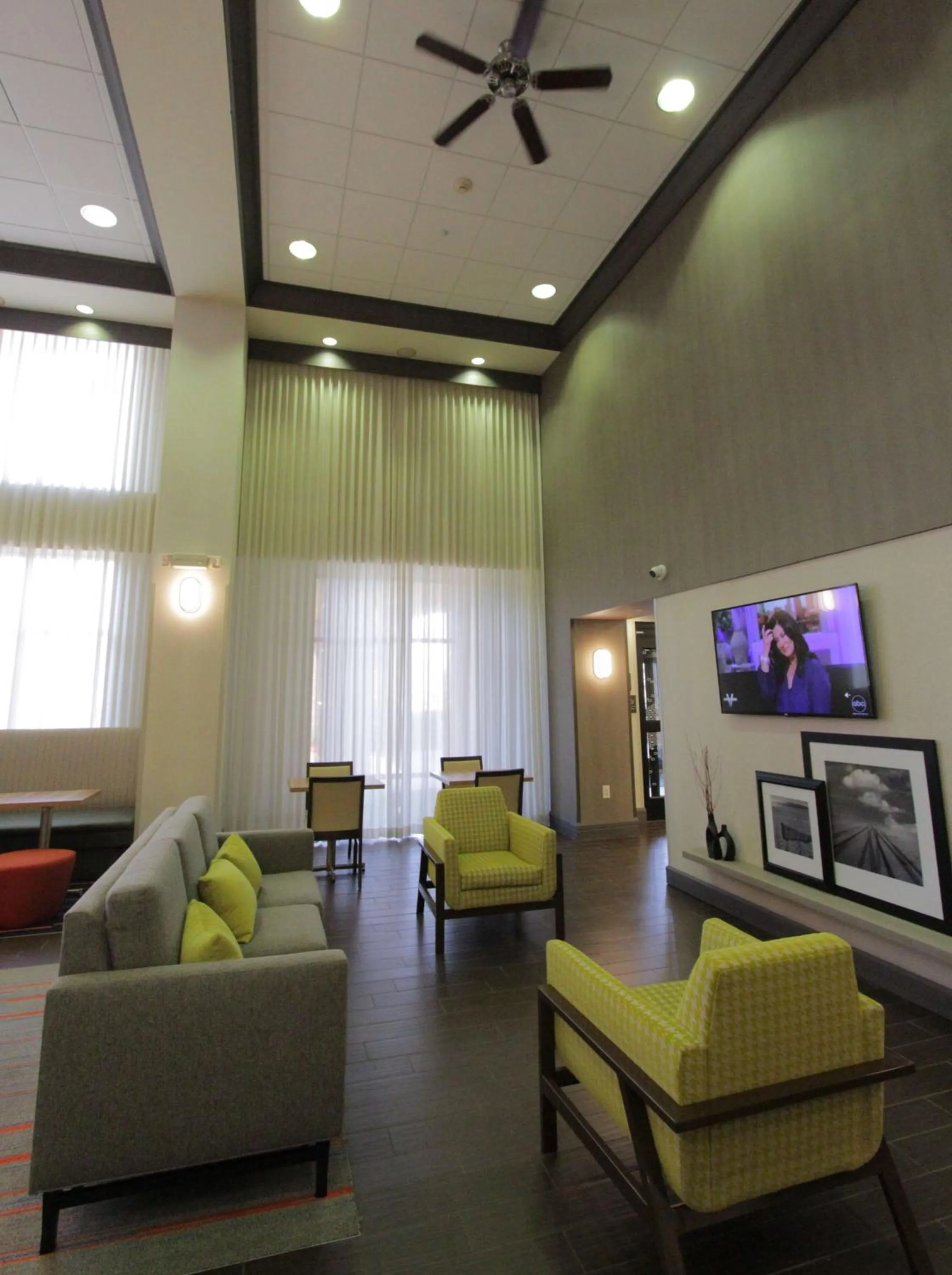 Lobby or reception in Hampton Inn & Suites Seal Beach