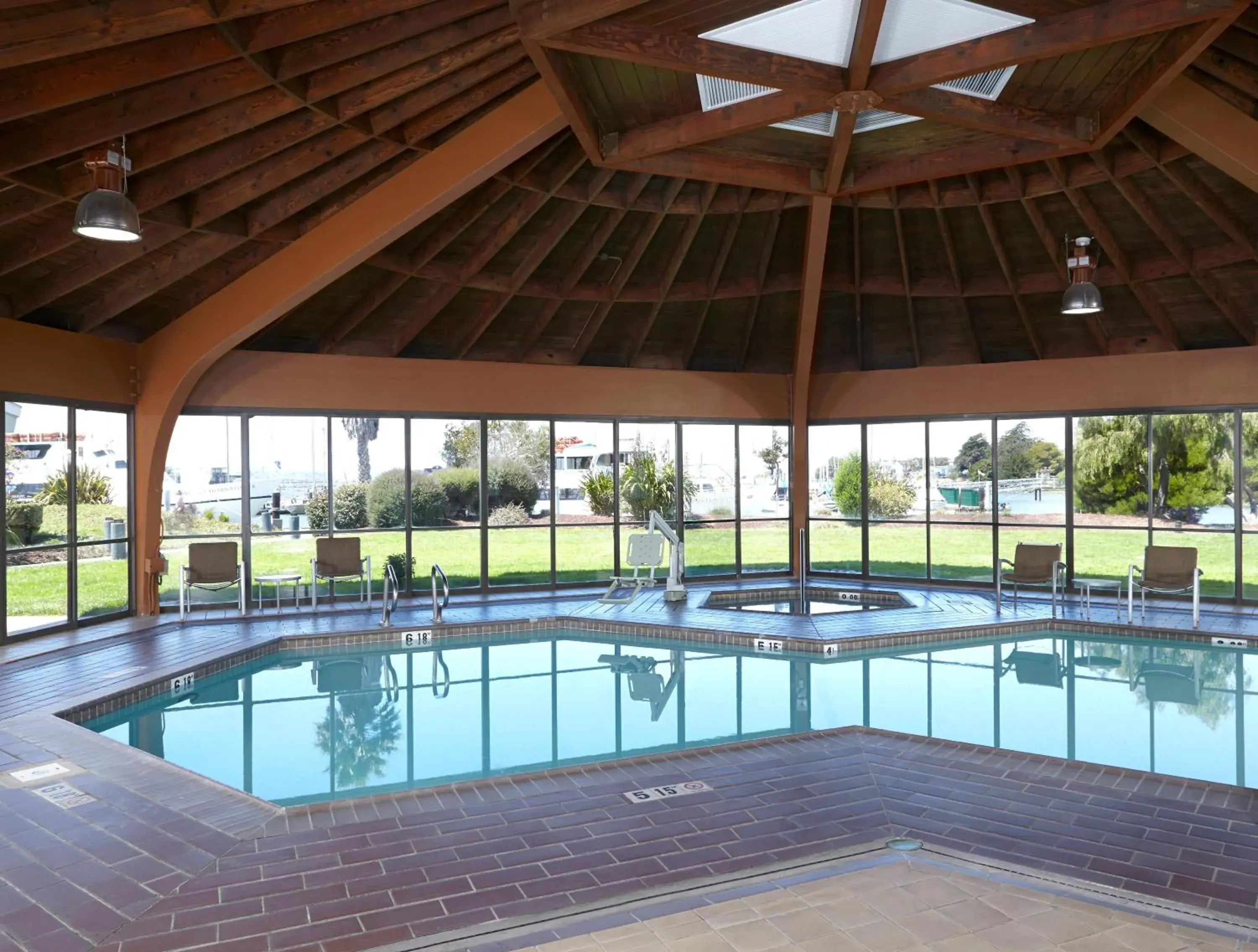 Swimming pool in DoubleTree by Hilton Hotel Berkeley Marina Swimming pool in DoubleTree by Hilton Hotel Berkeley Marina