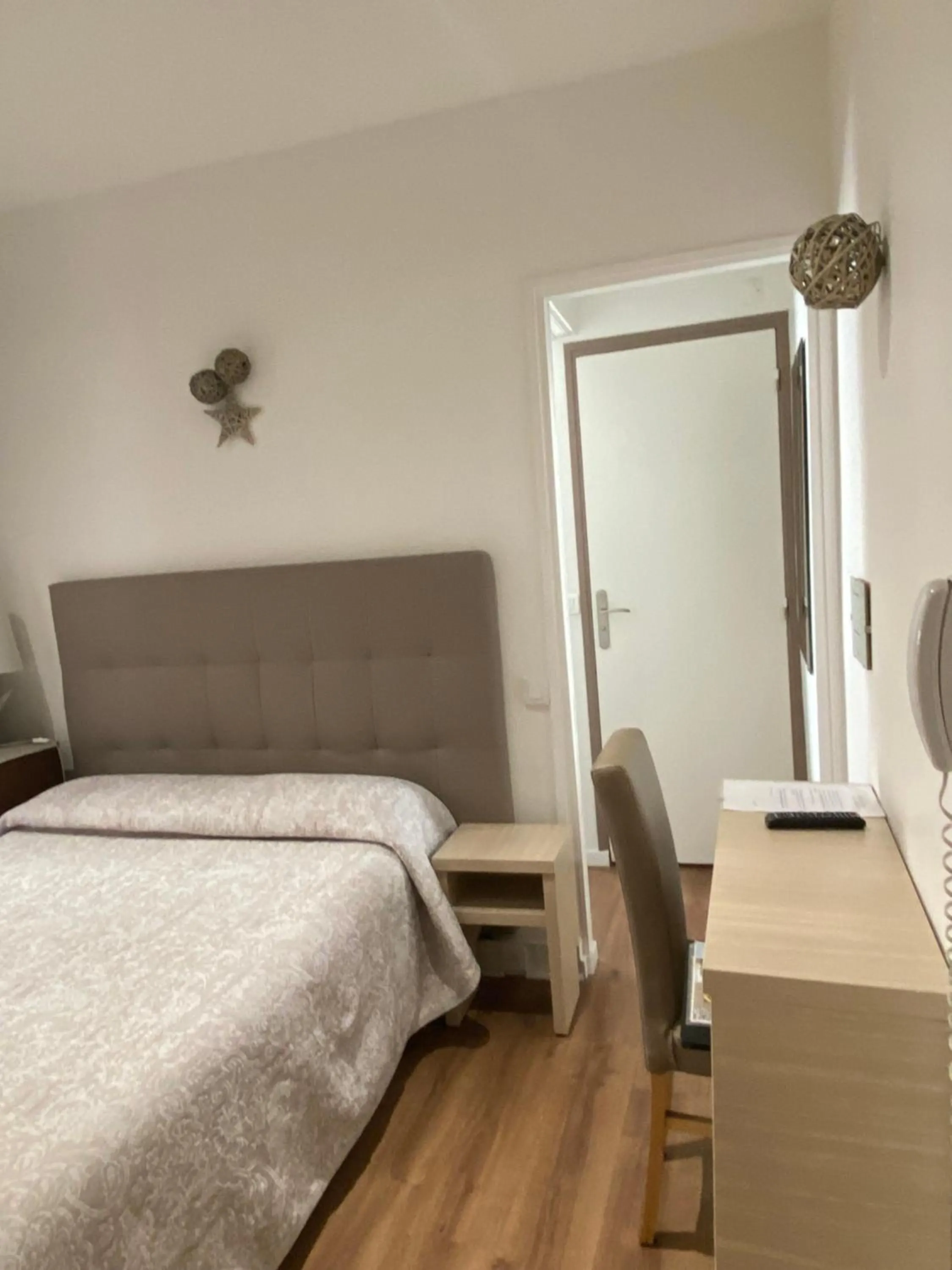 View (from property/room), Bed in Hotel Lutetia