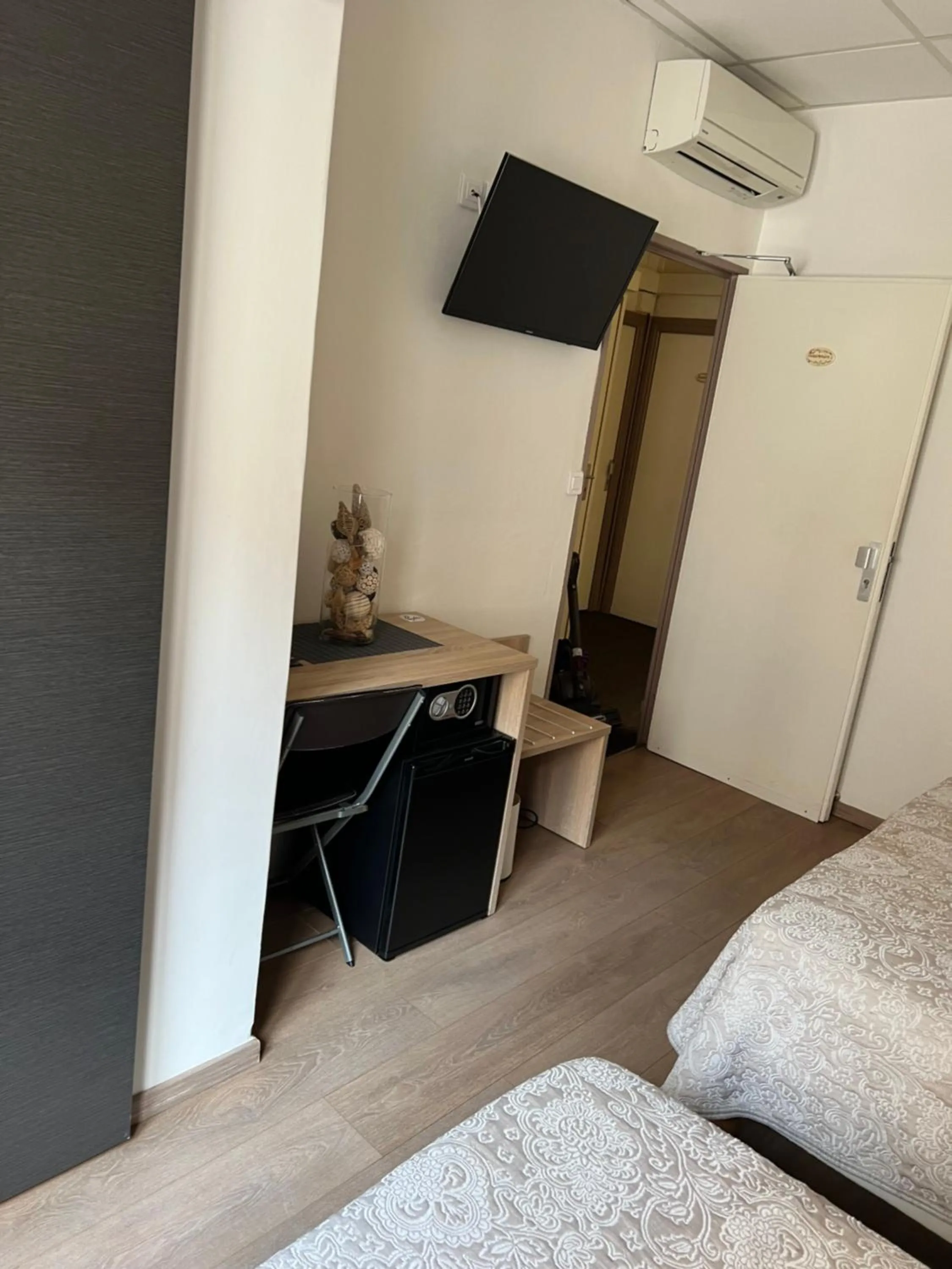 Property building, Bed in Hotel Lutetia