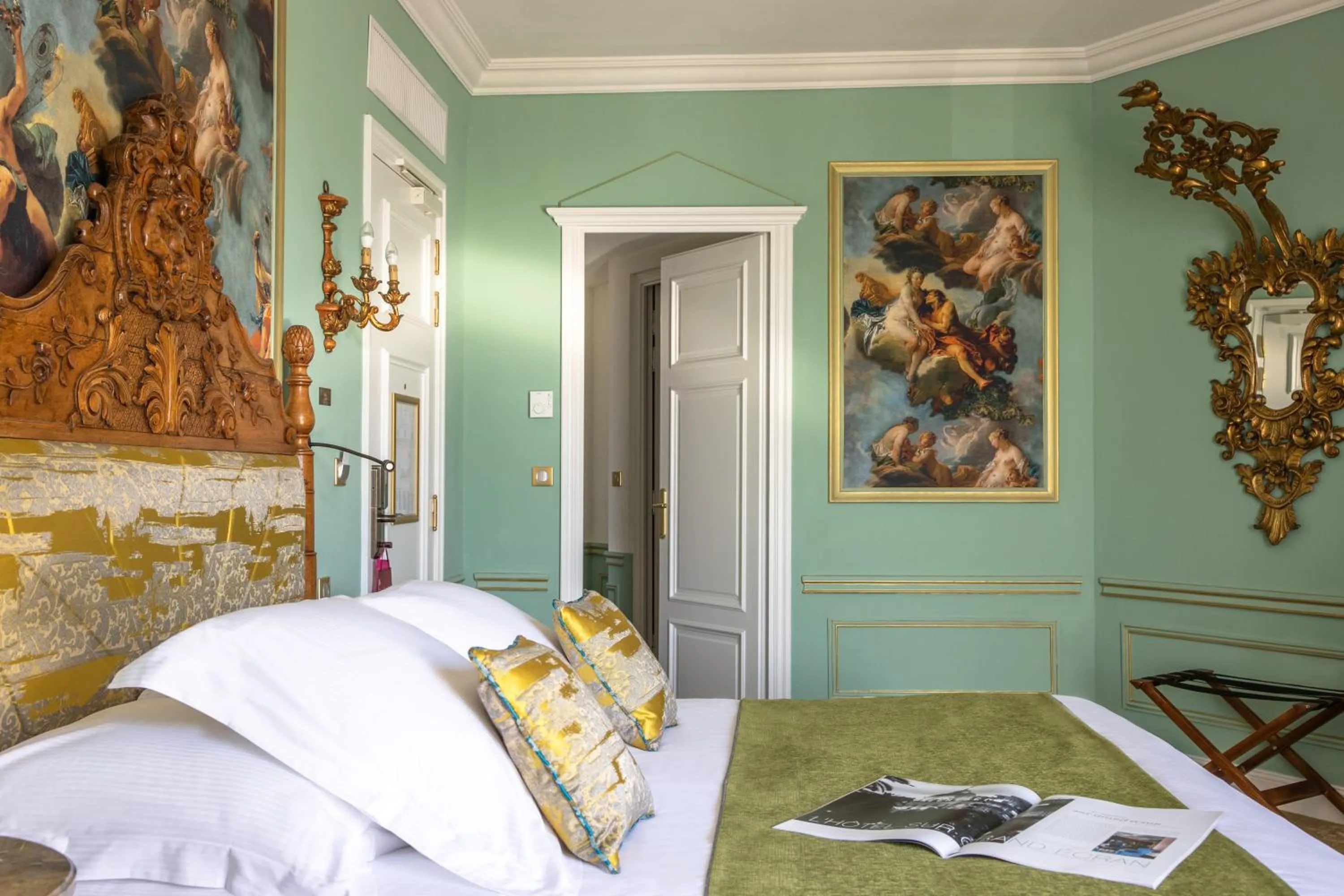 Bed in Hotel Le Negresco