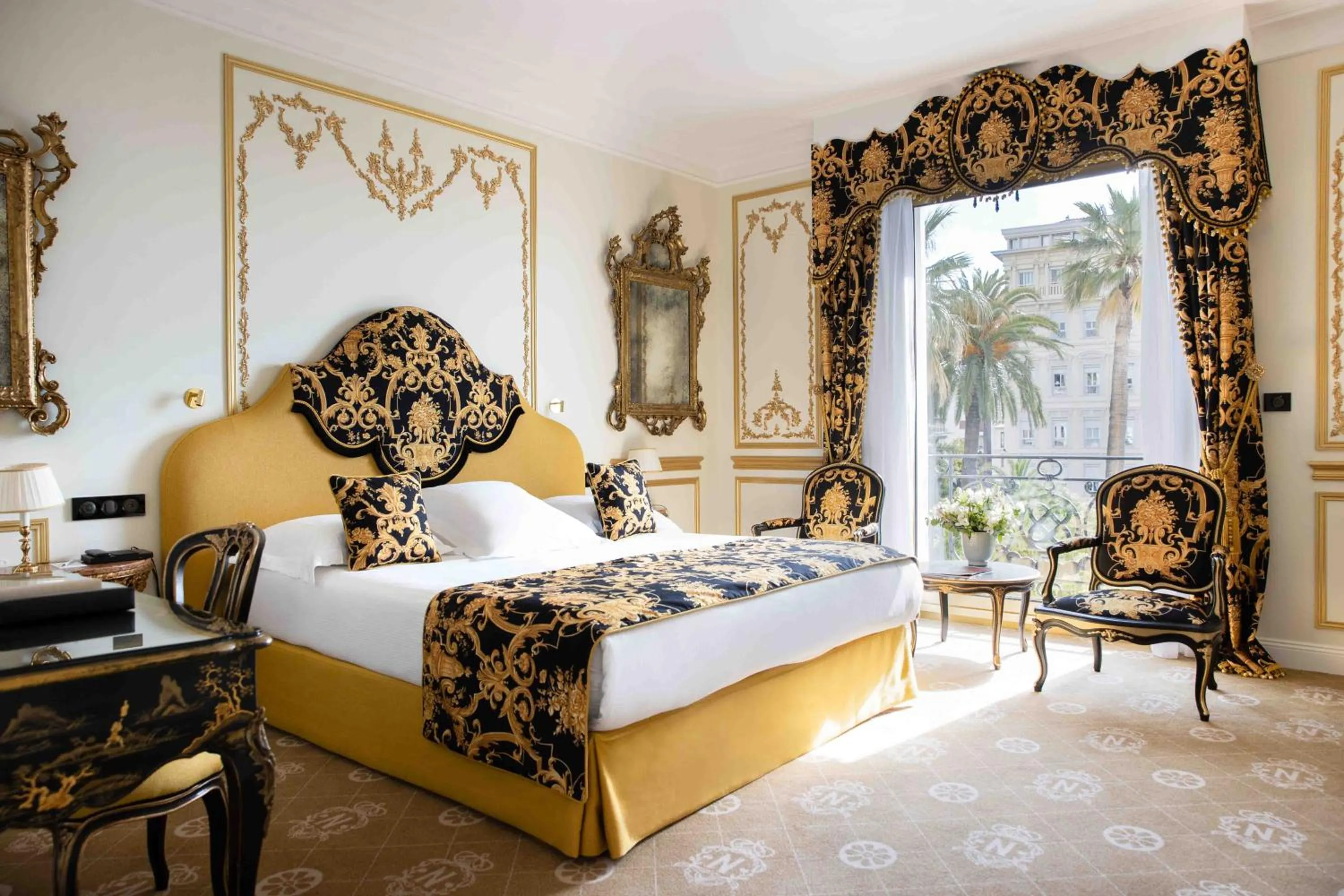 Bed in Hotel Le Negresco