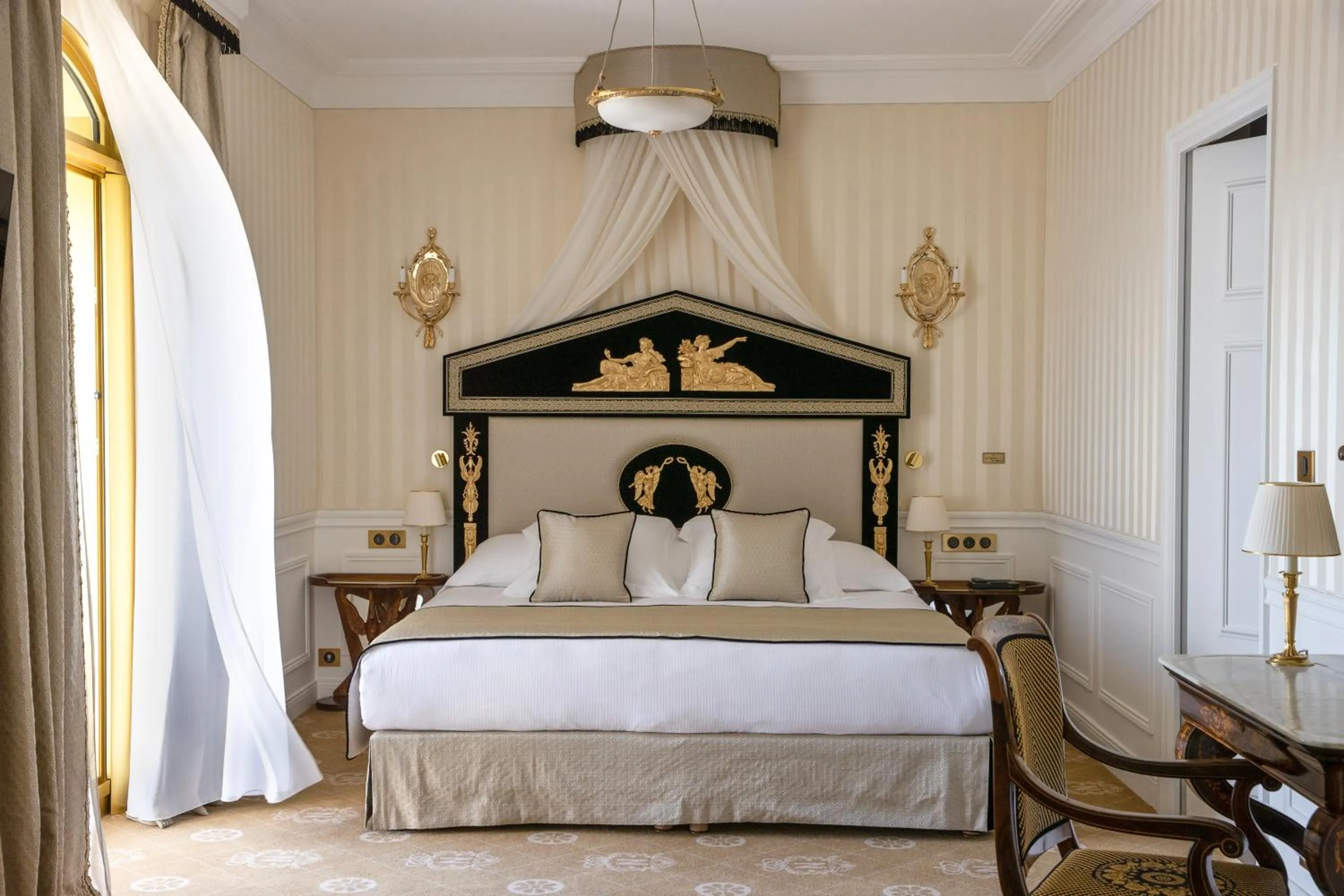 Bed in Hotel Le Negresco