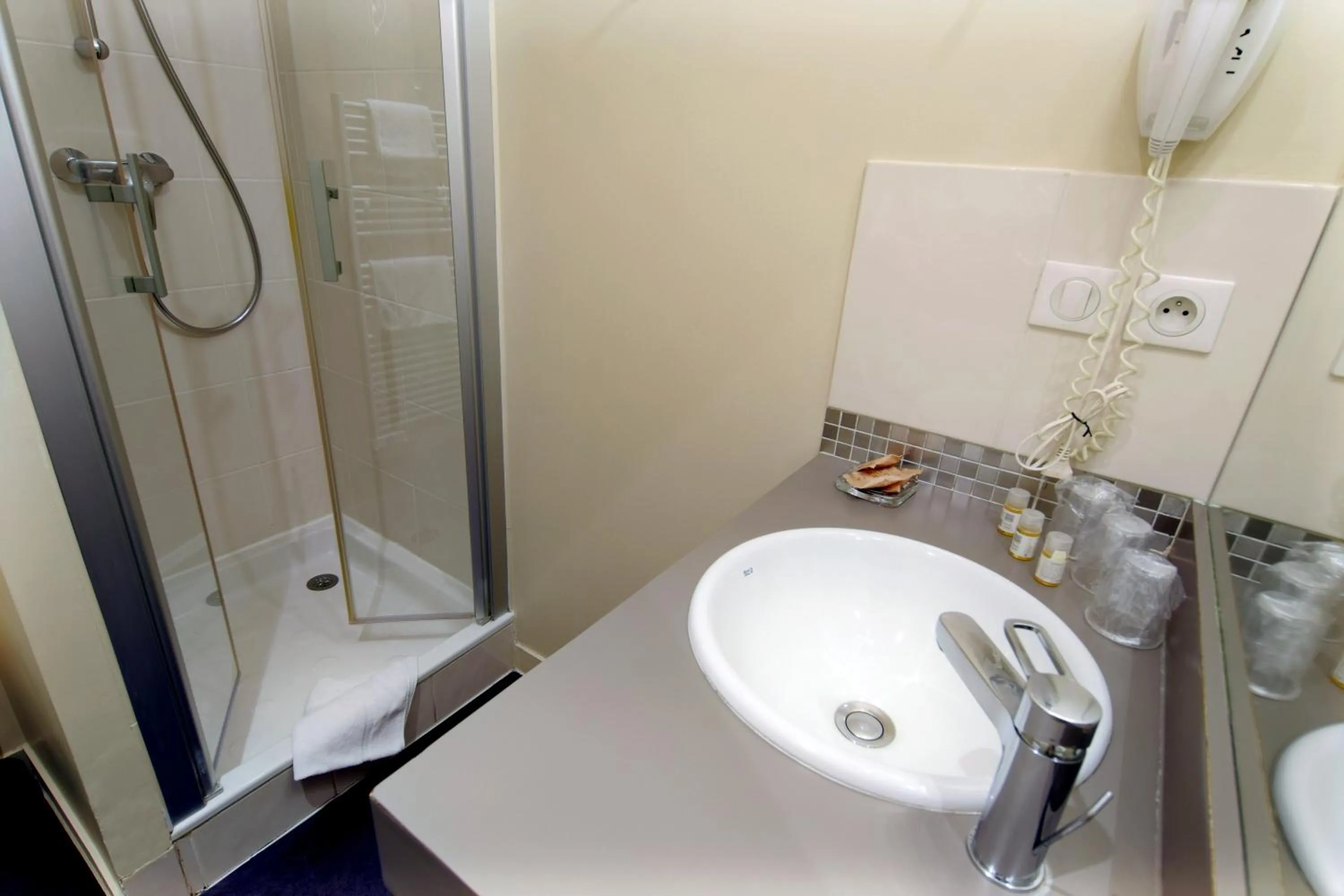 Shower in Hôtel Ronsard