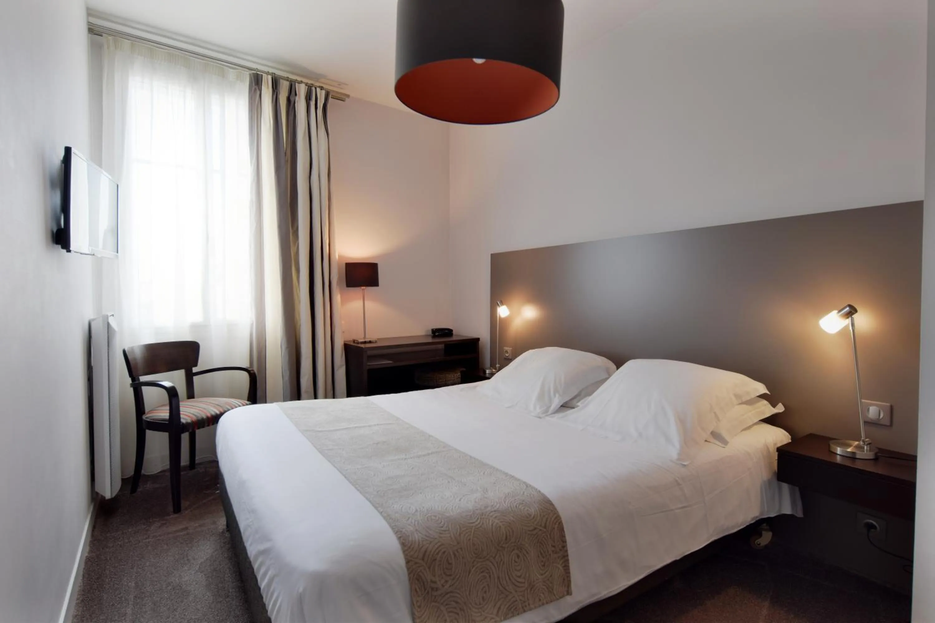 Shower, Bed in Hôtel Ronsard